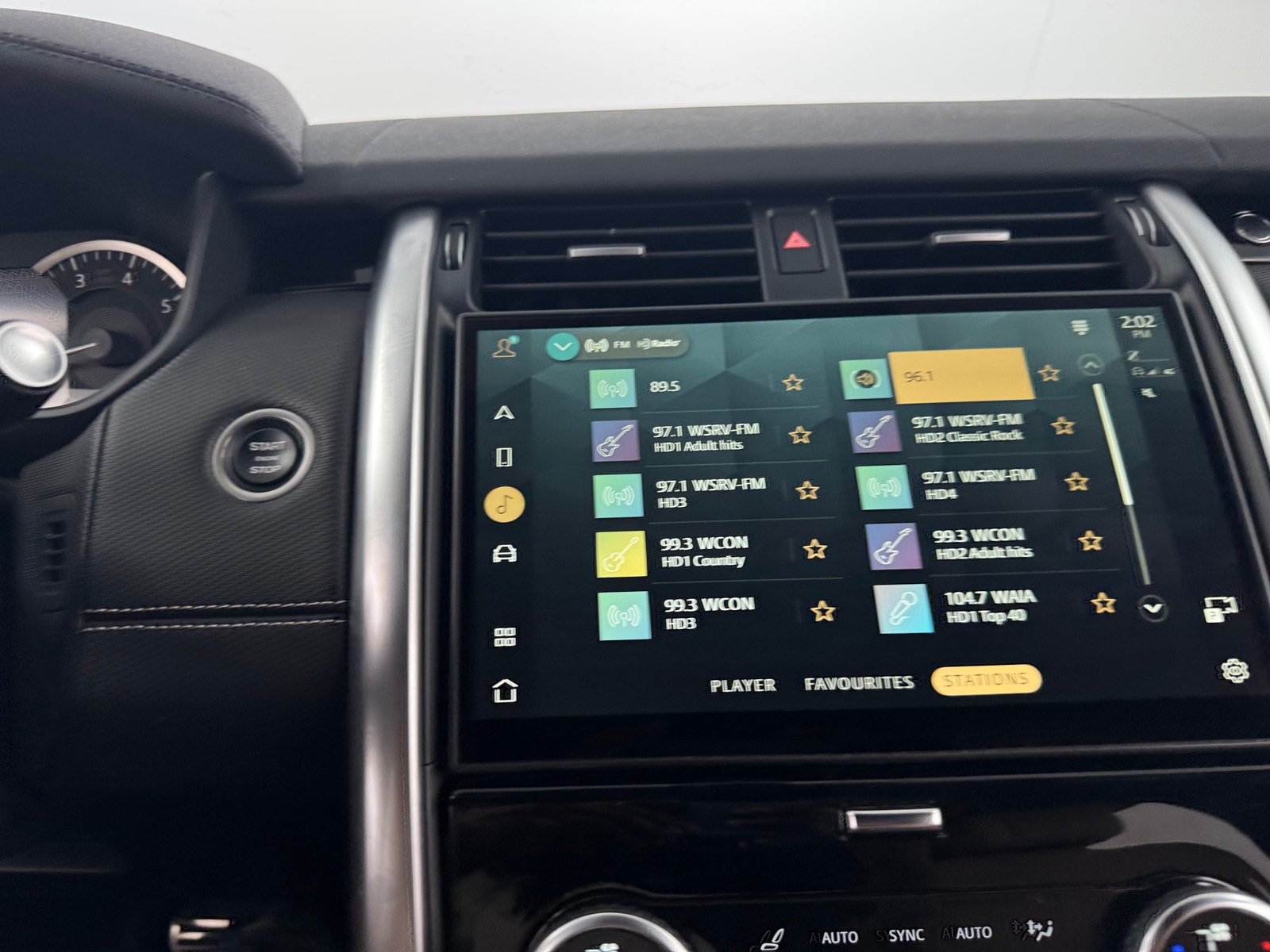 Thumbnail: 2023 Land Rover Discovery - 3