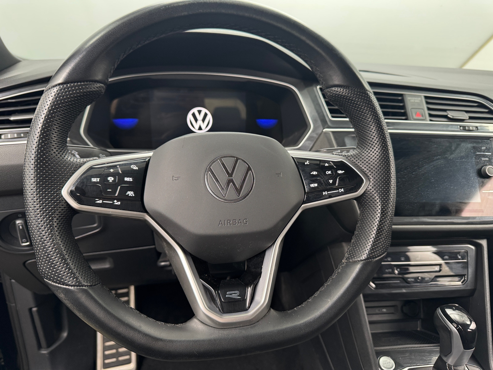 Thumbnail: 2023 Volkswagen Tiguan - 4