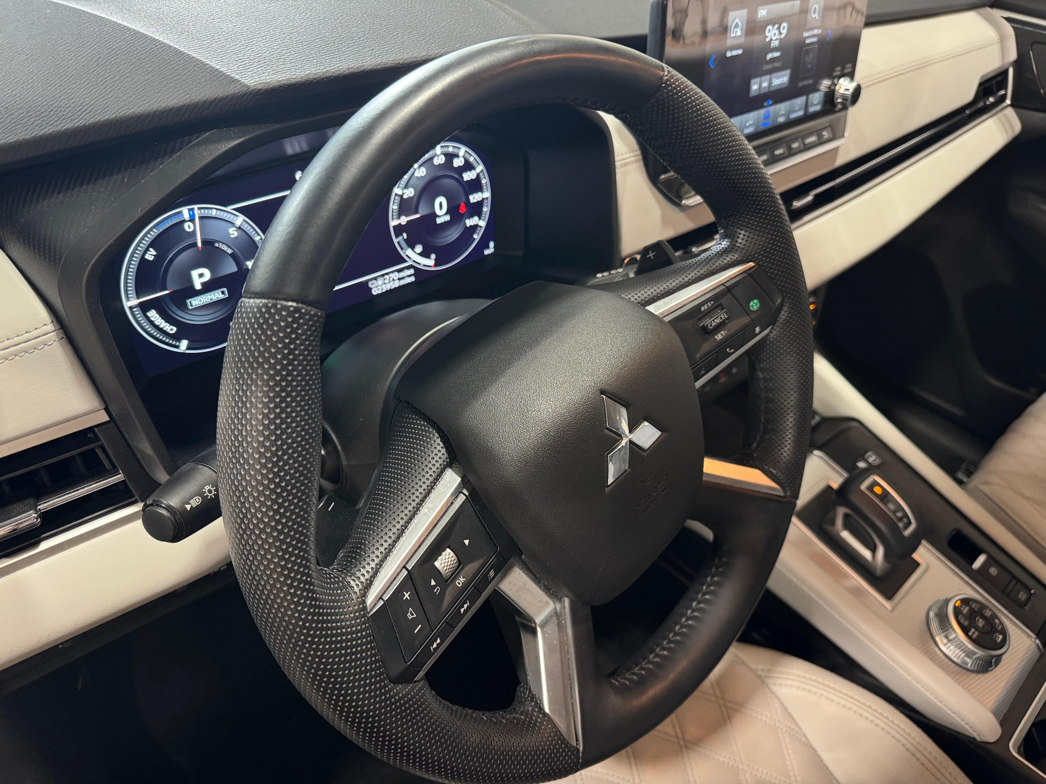 Thumbnail: 2023 Mitsubishi Outlander - 2