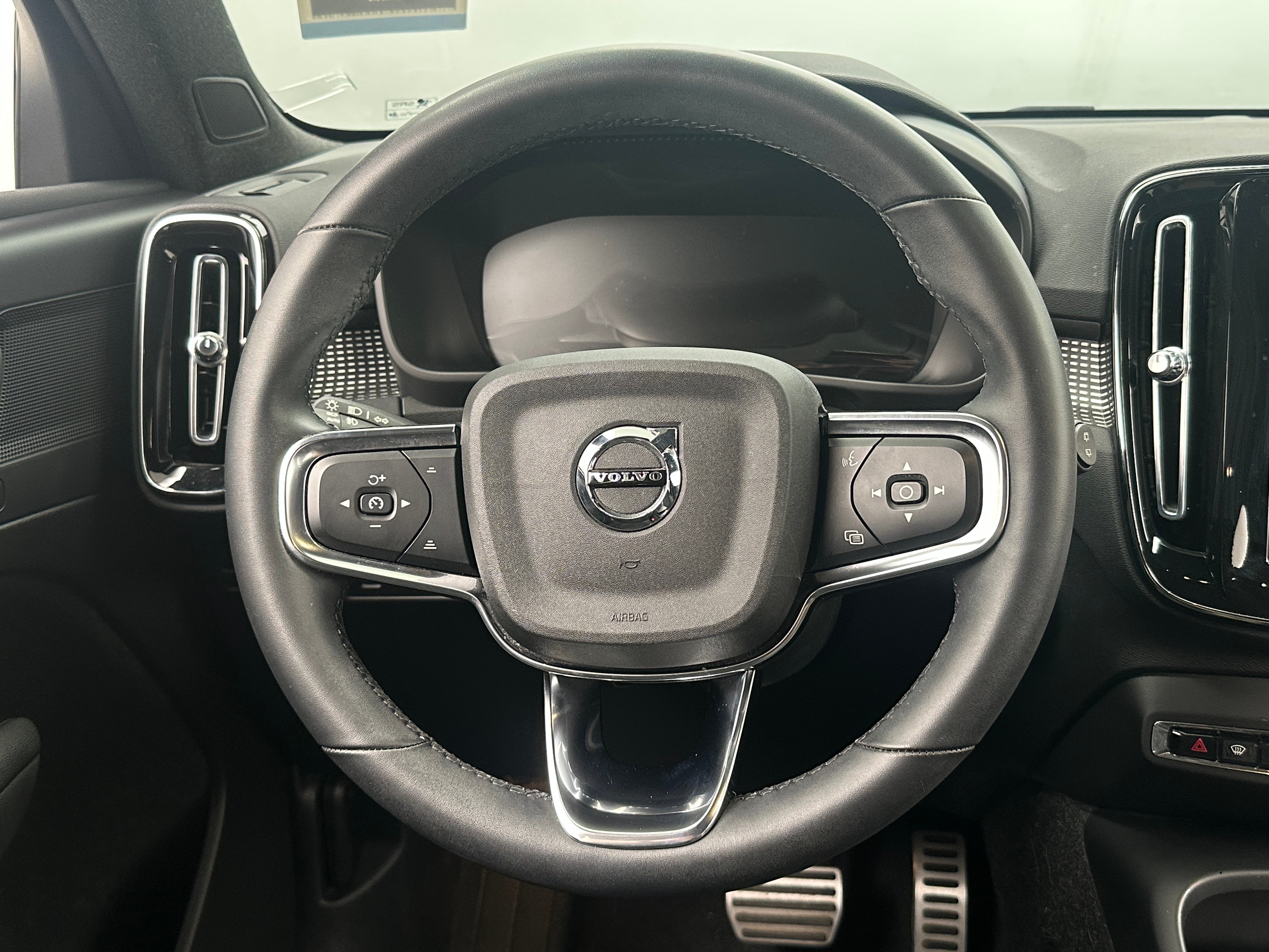Thumbnail: 2022 Volvo XC40 - 4