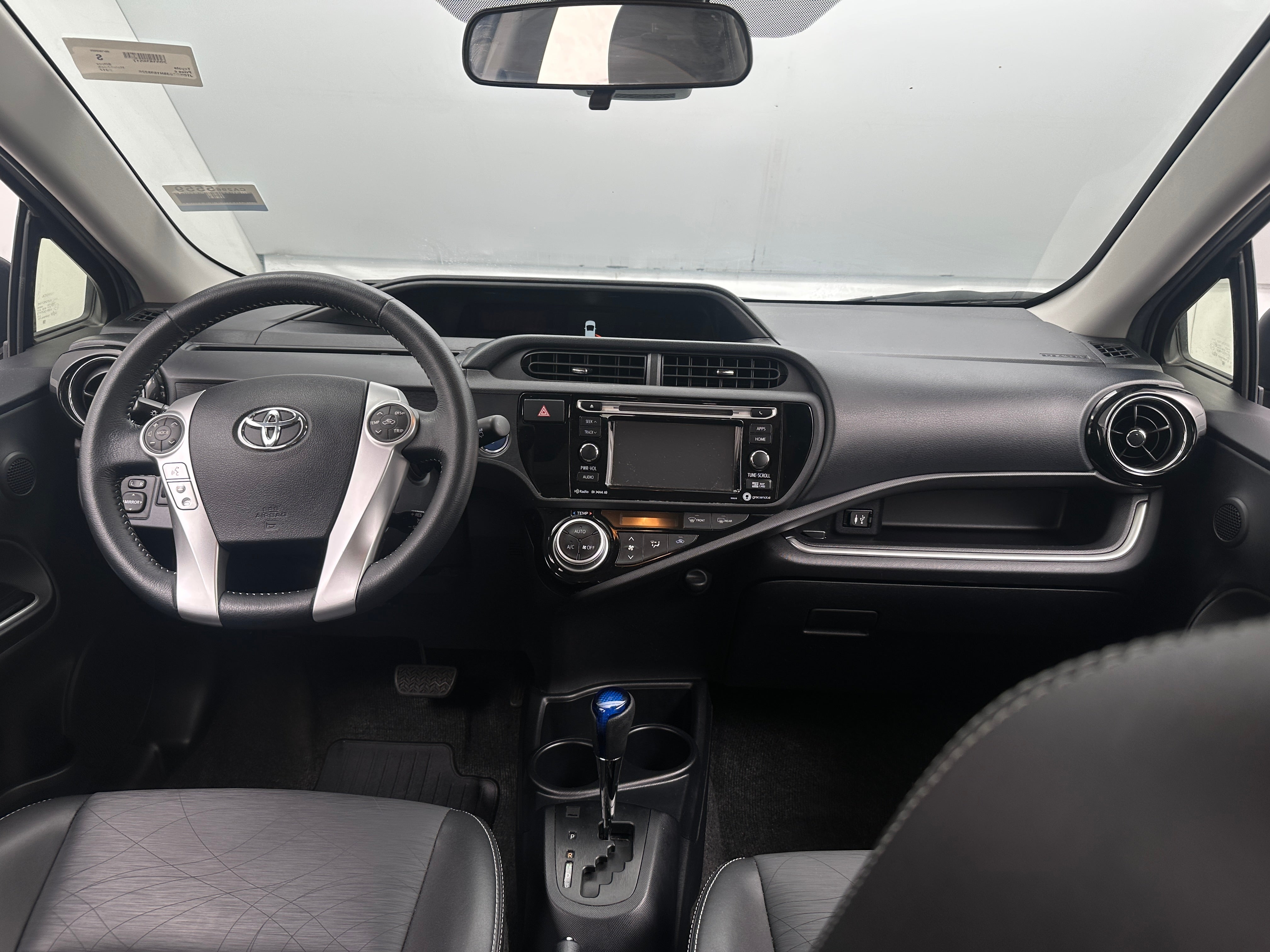 Thumbnail: 2017 Toyota Prius c - 3