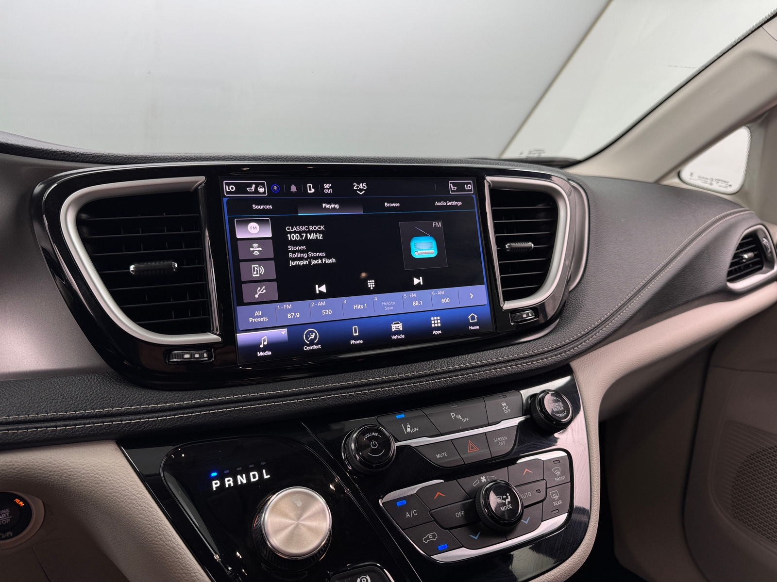 Thumbnail: 2023 Chrysler Pacifica - 3
