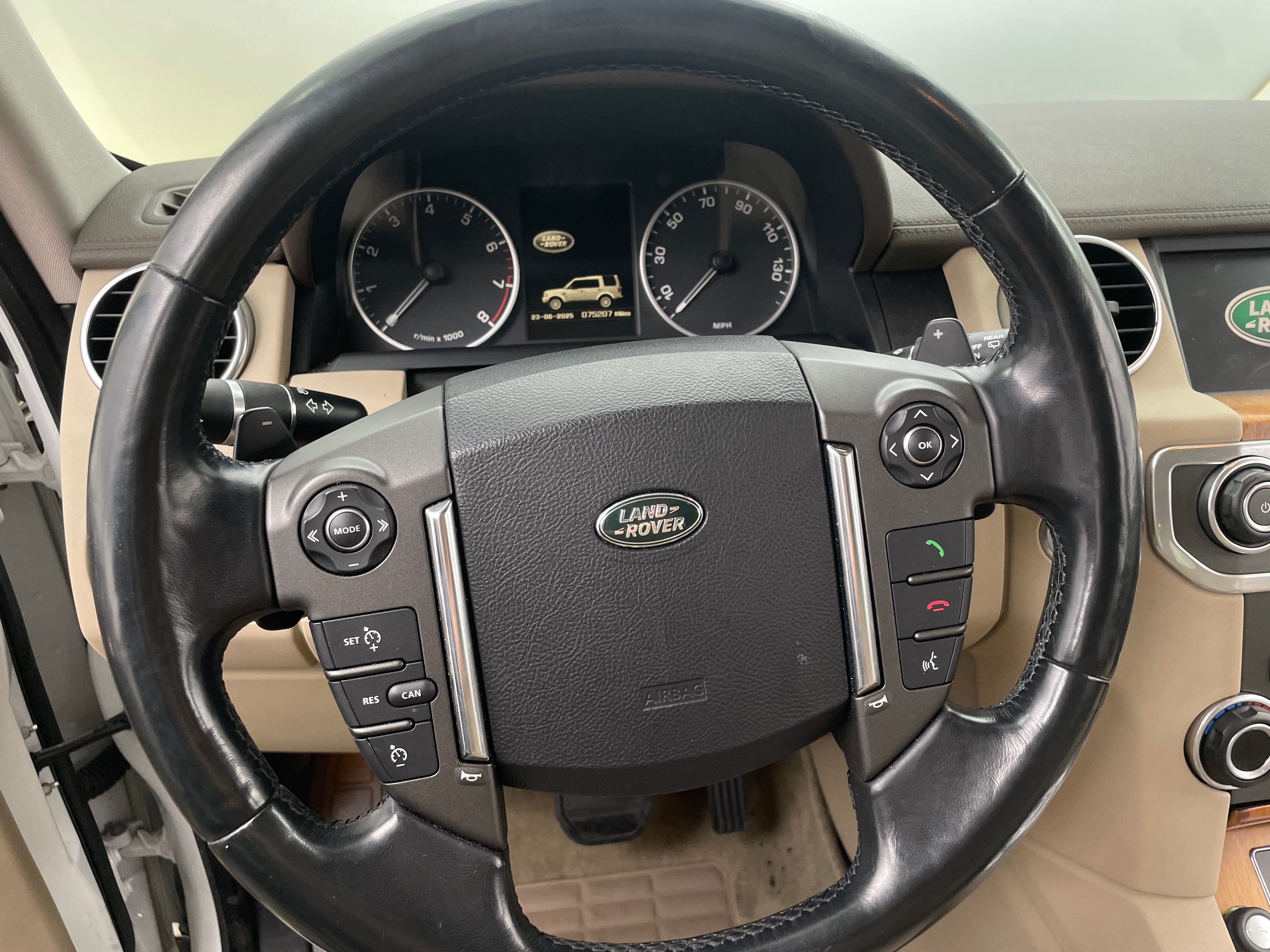 Thumbnail: 2016 Land Rover LR4 - 4
