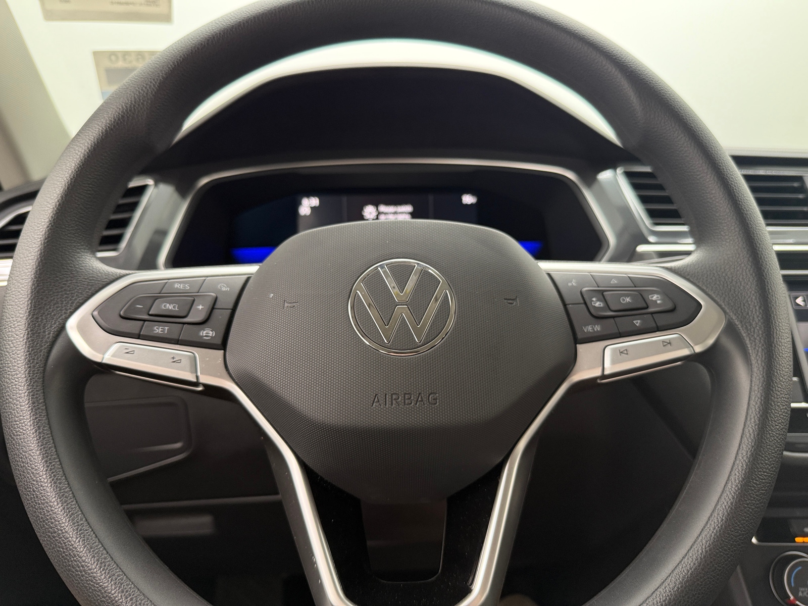 Thumbnail: 2023 Volkswagen Tiguan - 5