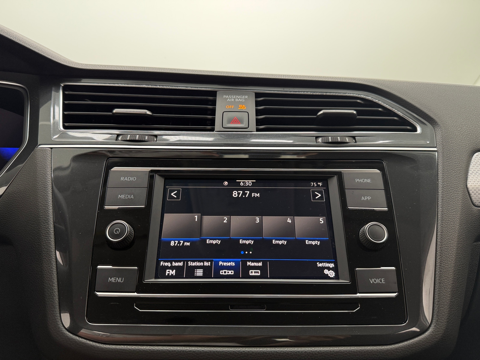Thumbnail: 2023 Volkswagen Tiguan - 4