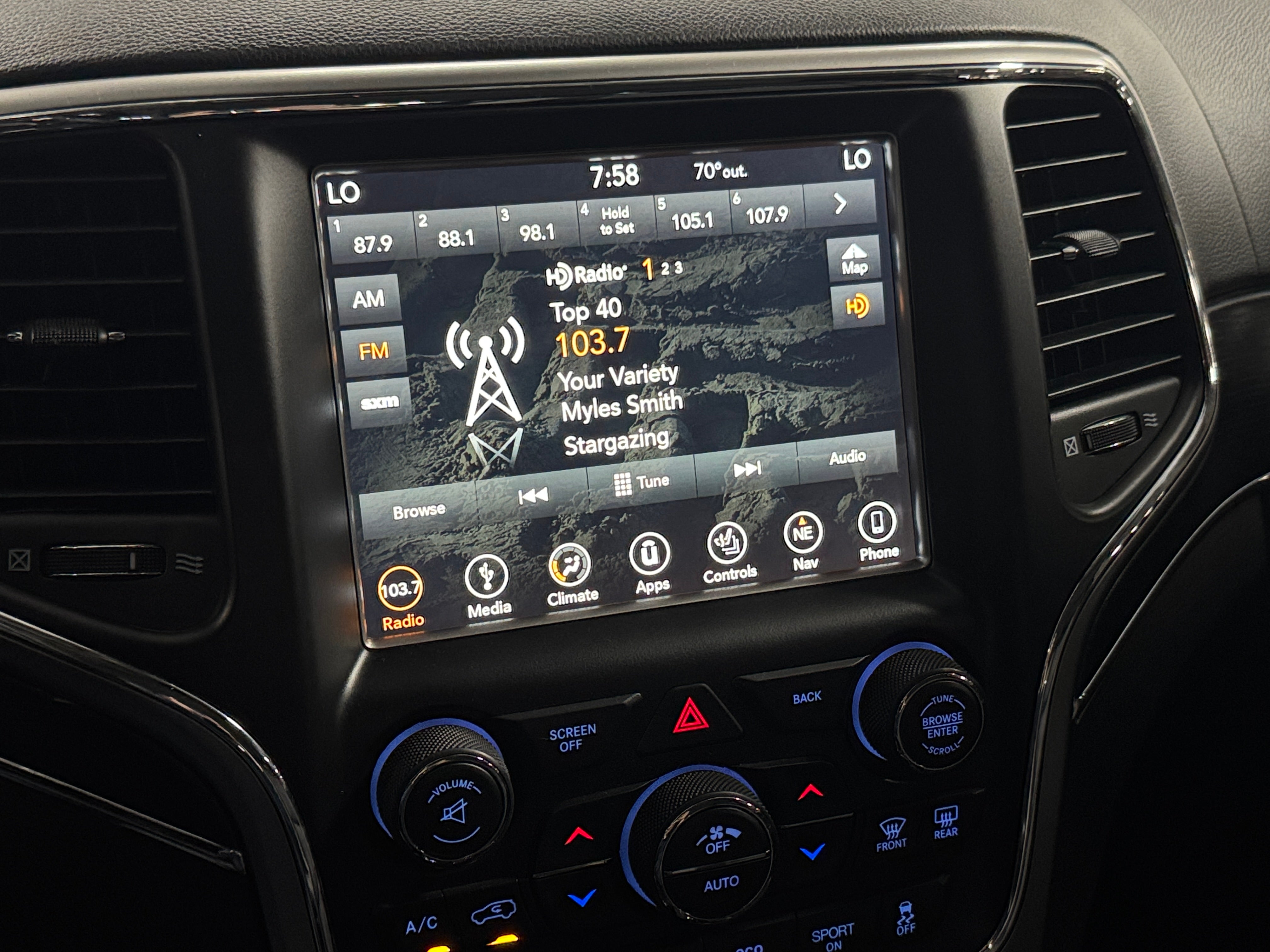 Thumbnail: 2017 Jeep Grand Cherokee - 3