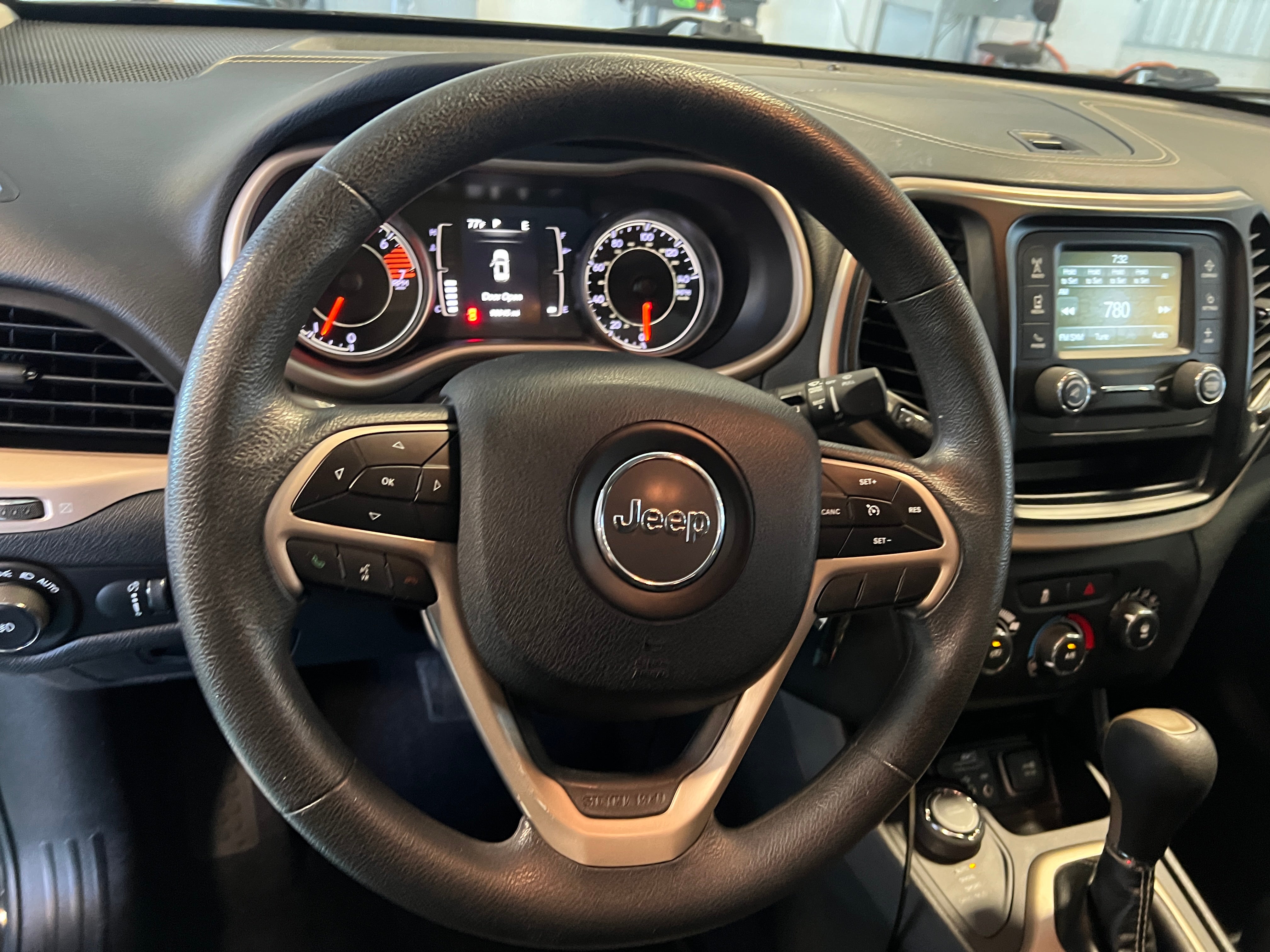 Thumbnail: 2018 Jeep Cherokee - 5