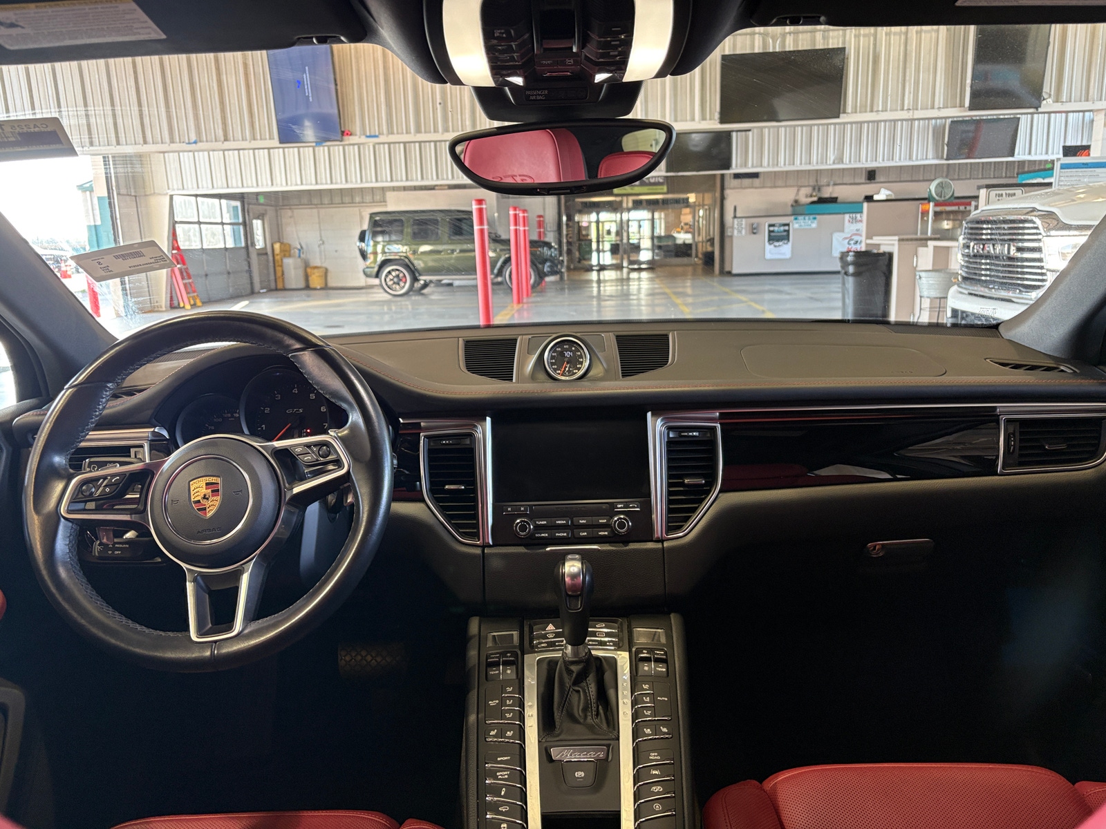 Thumbnail: 2017 Porsche Macan - 2