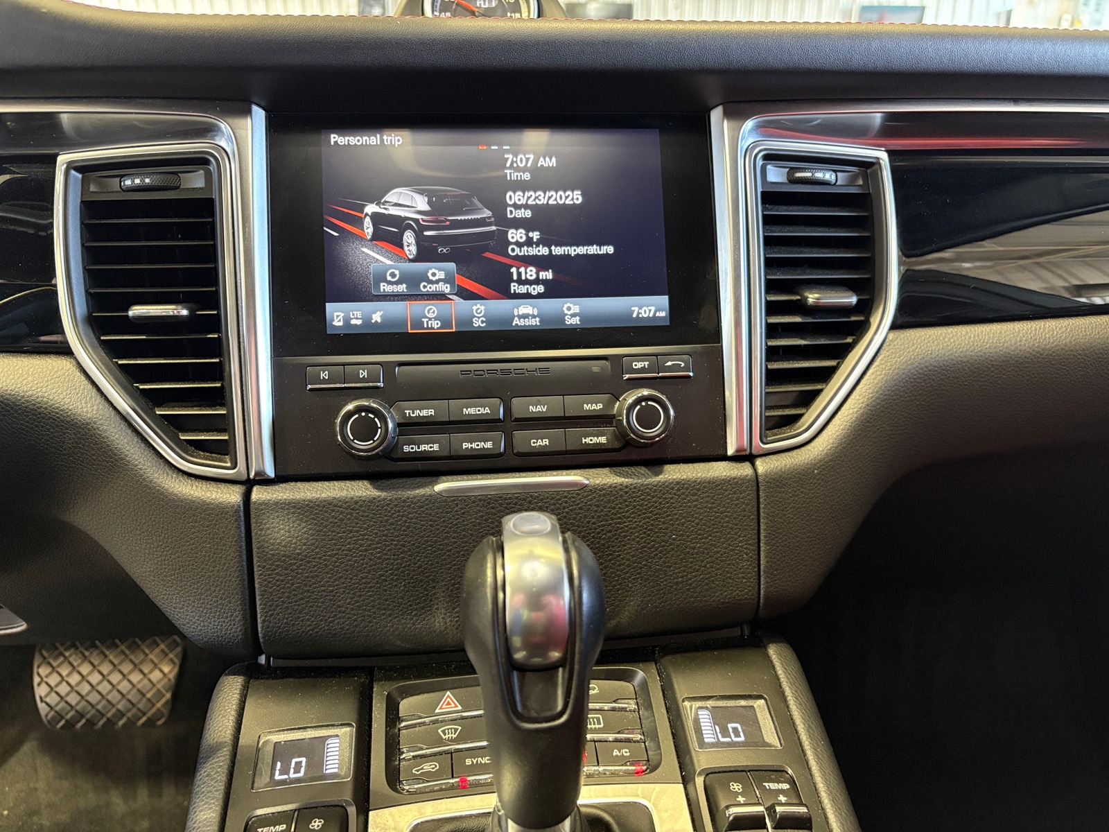 Thumbnail: 2017 Porsche Macan - 3