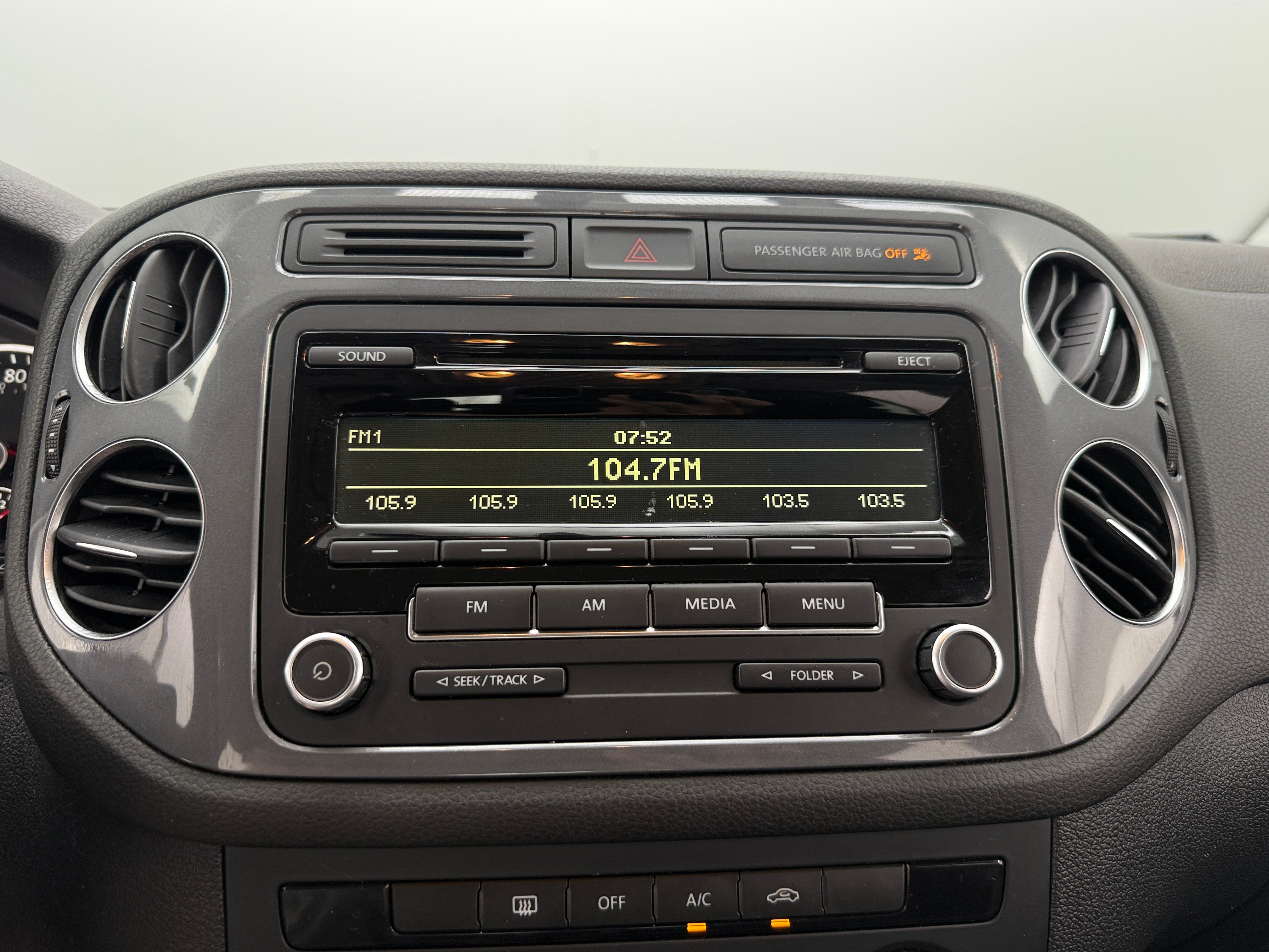 Thumbnail: 2014 Volkswagen Tiguan - 4