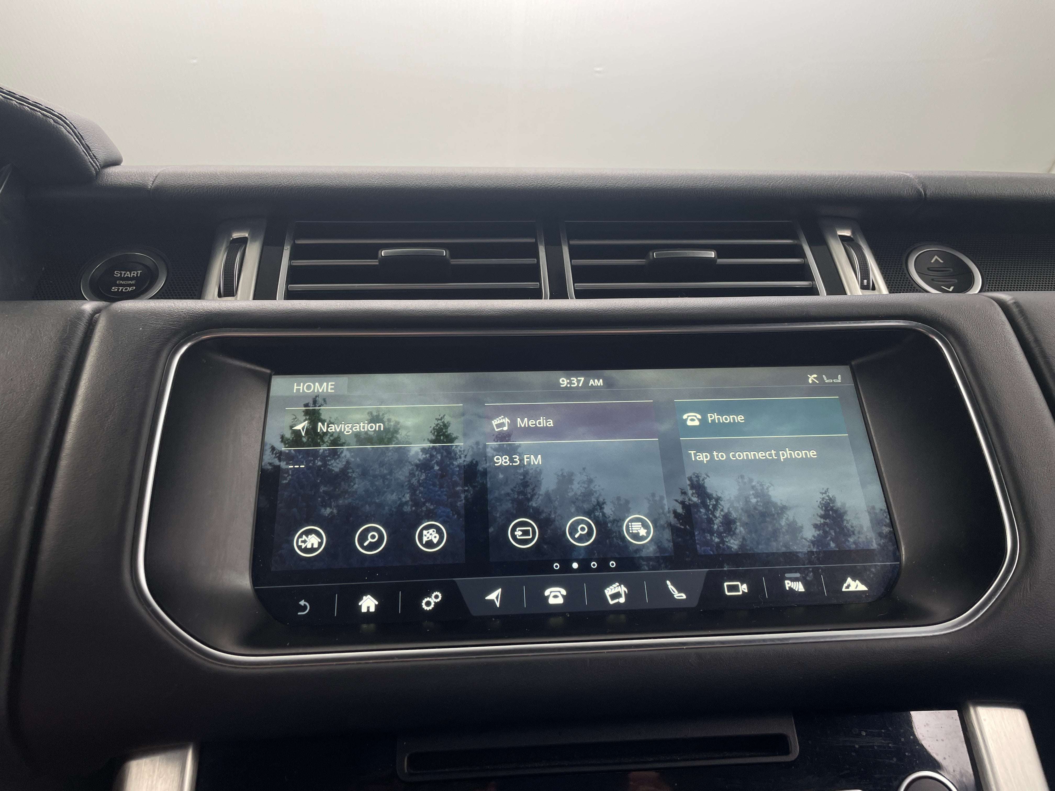 Thumbnail: 2017 Land Rover Range Rover - 3