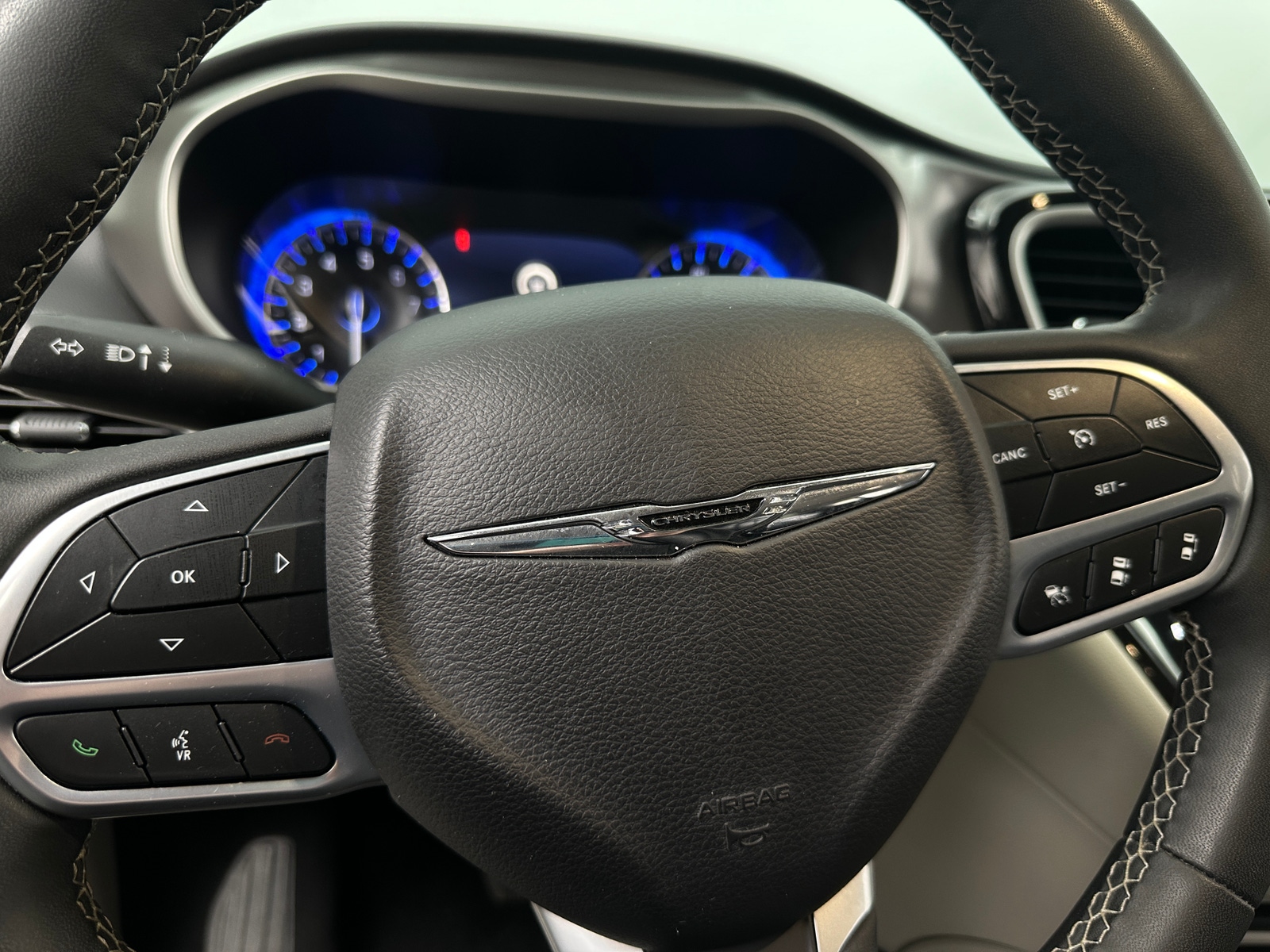 Thumbnail: 2023 Chrysler Pacifica - 4