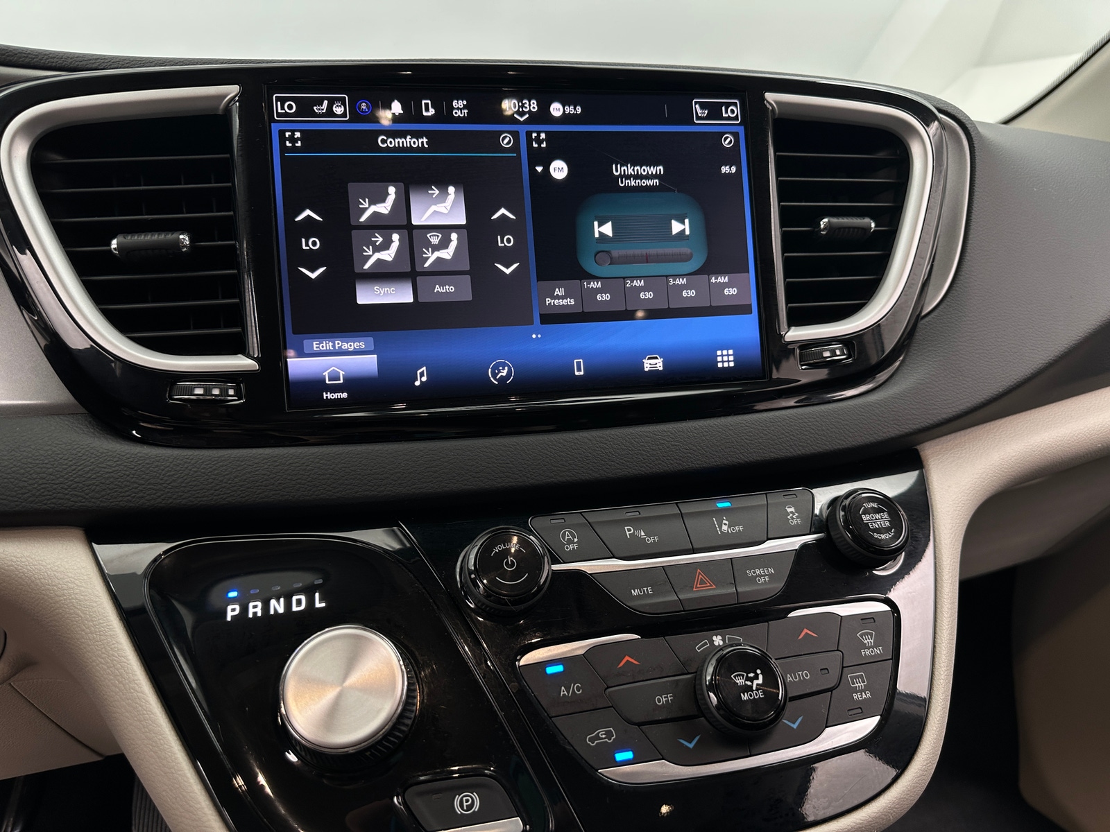 Thumbnail: 2023 Chrysler Pacifica - 3