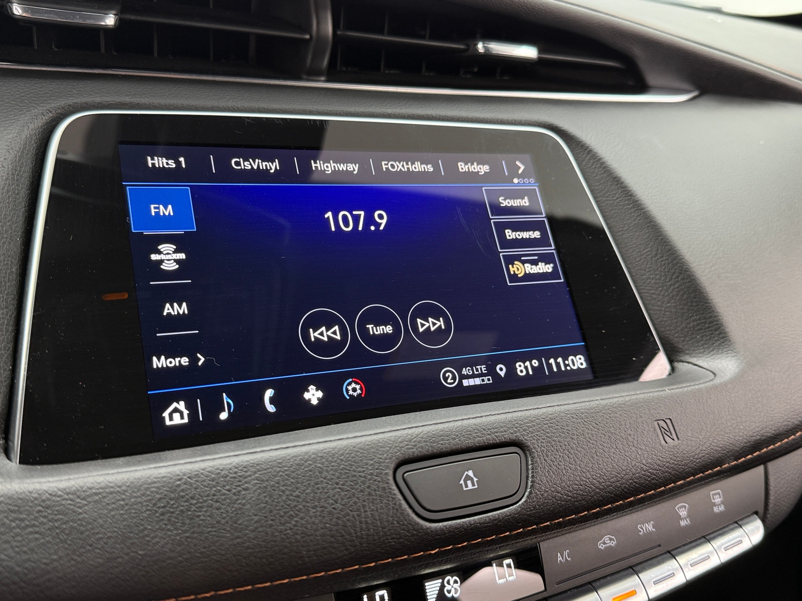 Thumbnail: 2021 Cadillac XT4 - 4