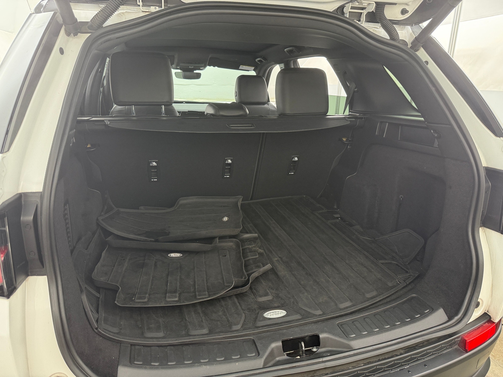Thumbnail: 2023 Land Rover Discovery Sport - 6