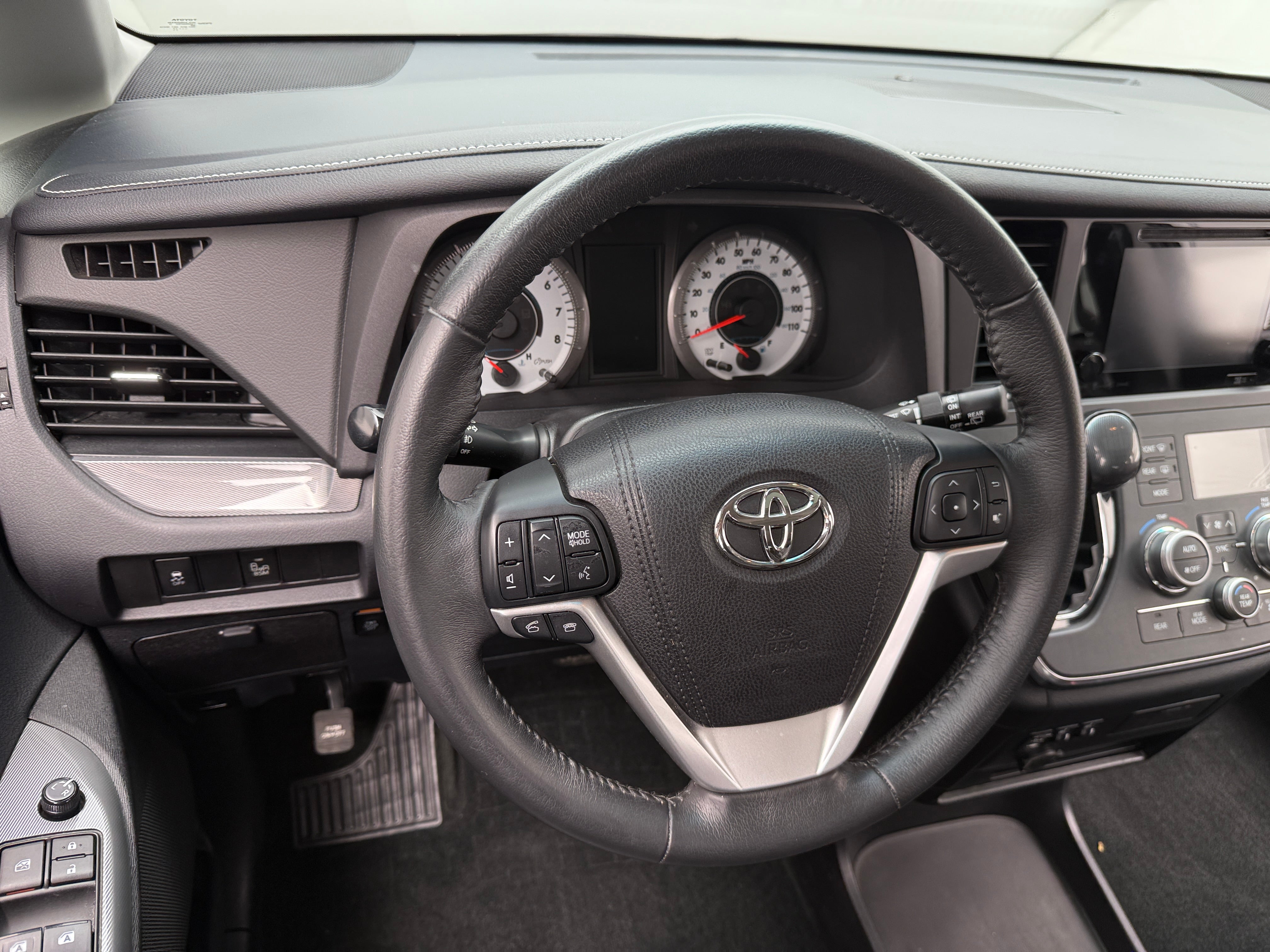 Thumbnail: 2017 Toyota Sienna - 4