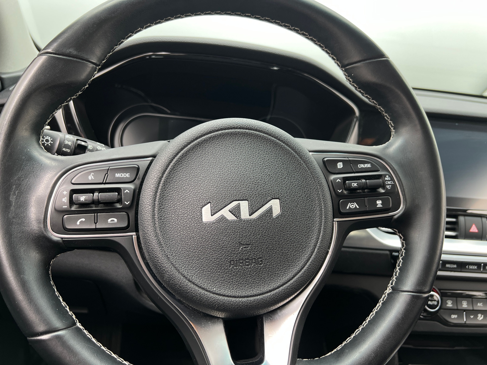 Thumbnail: 2022 Kia Niro - 4