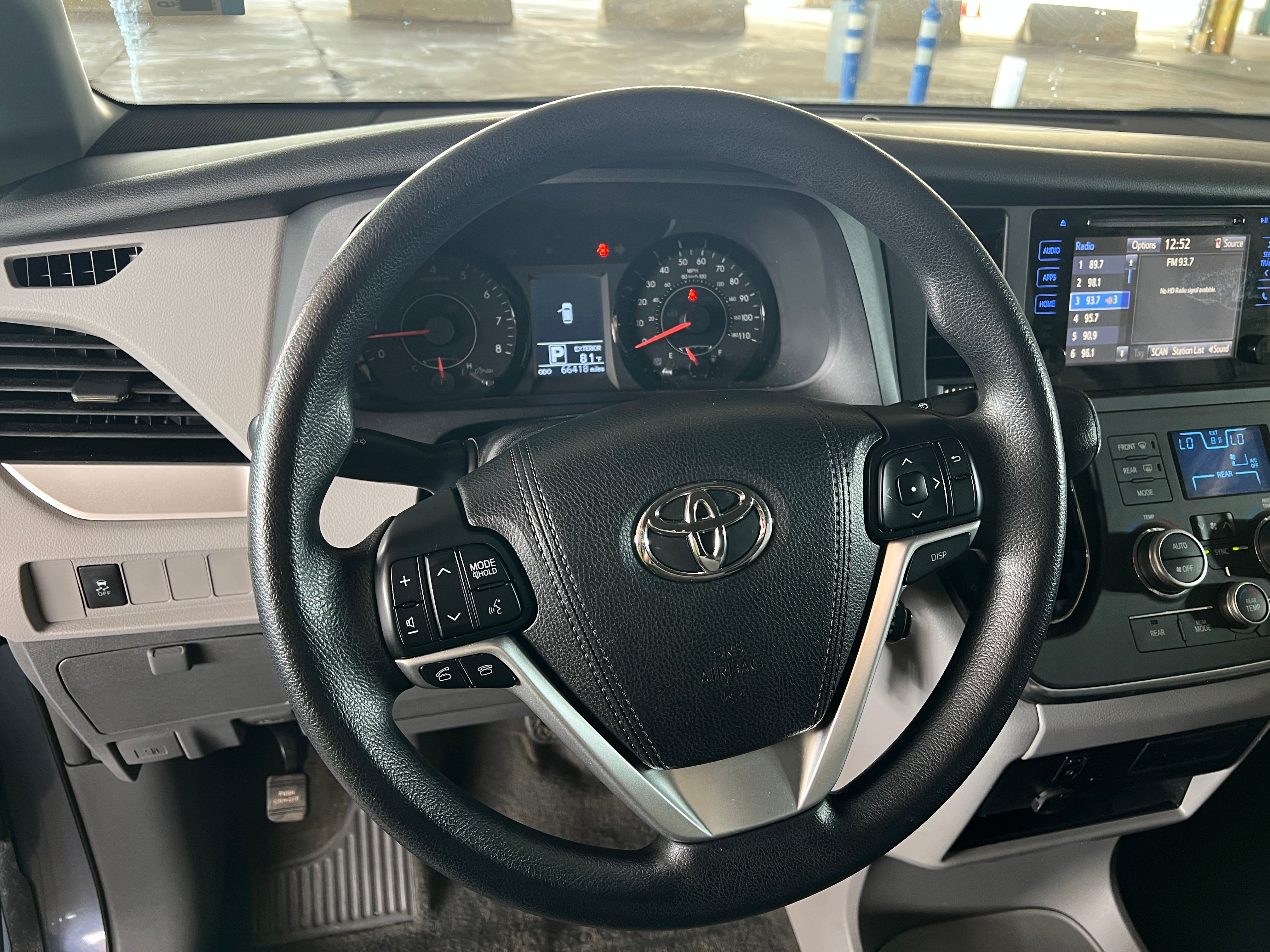 Thumbnail: 2017 Toyota Sienna - 5
