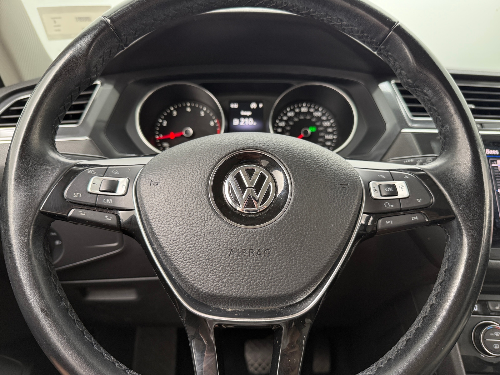Thumbnail: 2018 Volkswagen Tiguan - 4