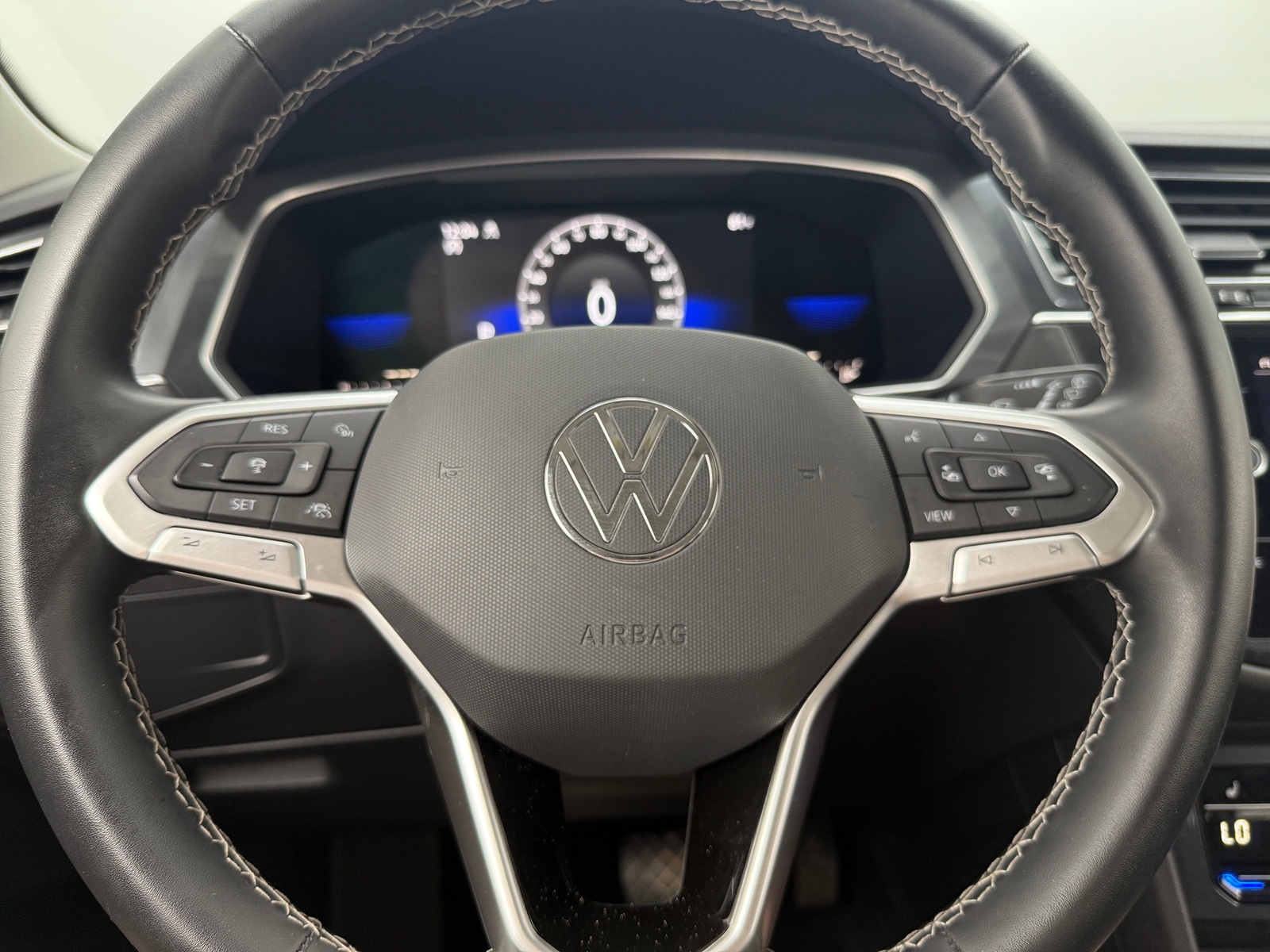 Thumbnail: 2022 Volkswagen Tiguan - 4