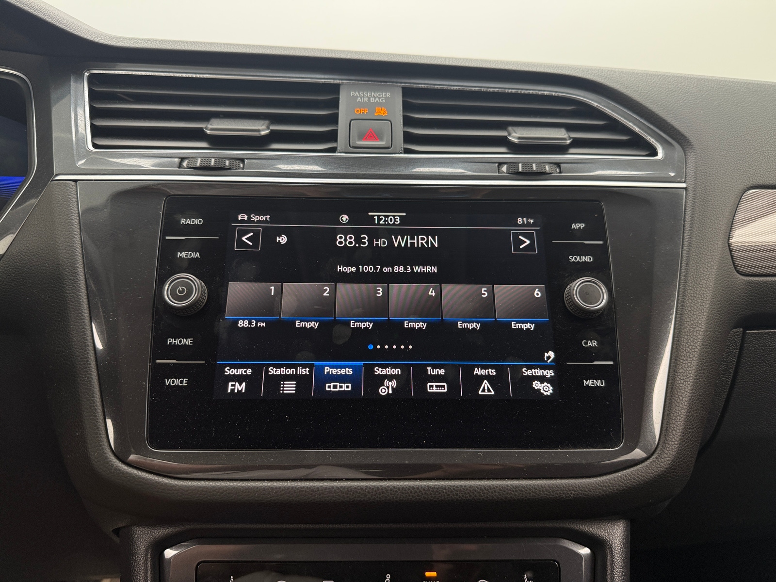 Thumbnail: 2022 Volkswagen Tiguan - 3