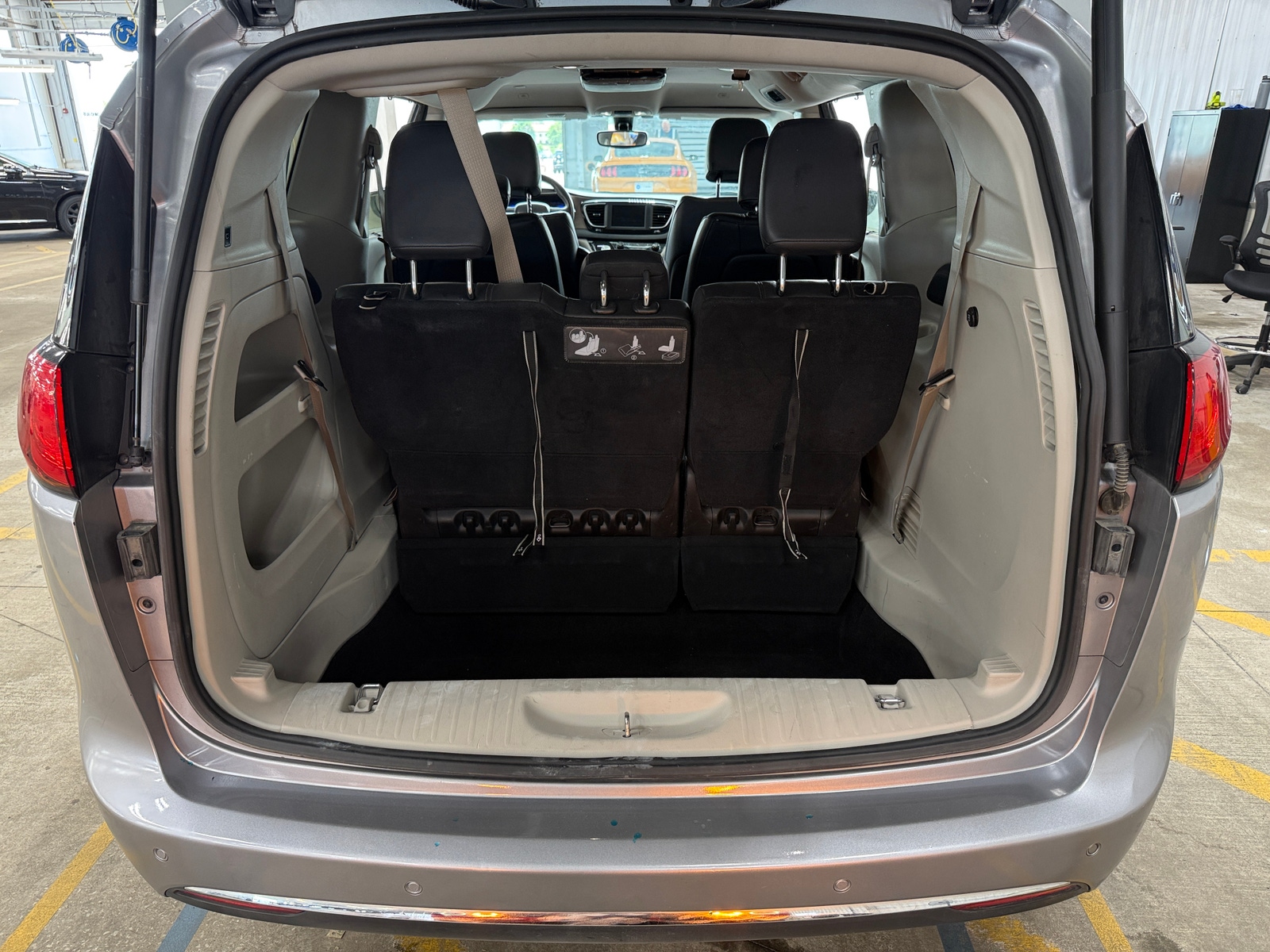 Thumbnail: 2018 Chrysler Pacifica - 6