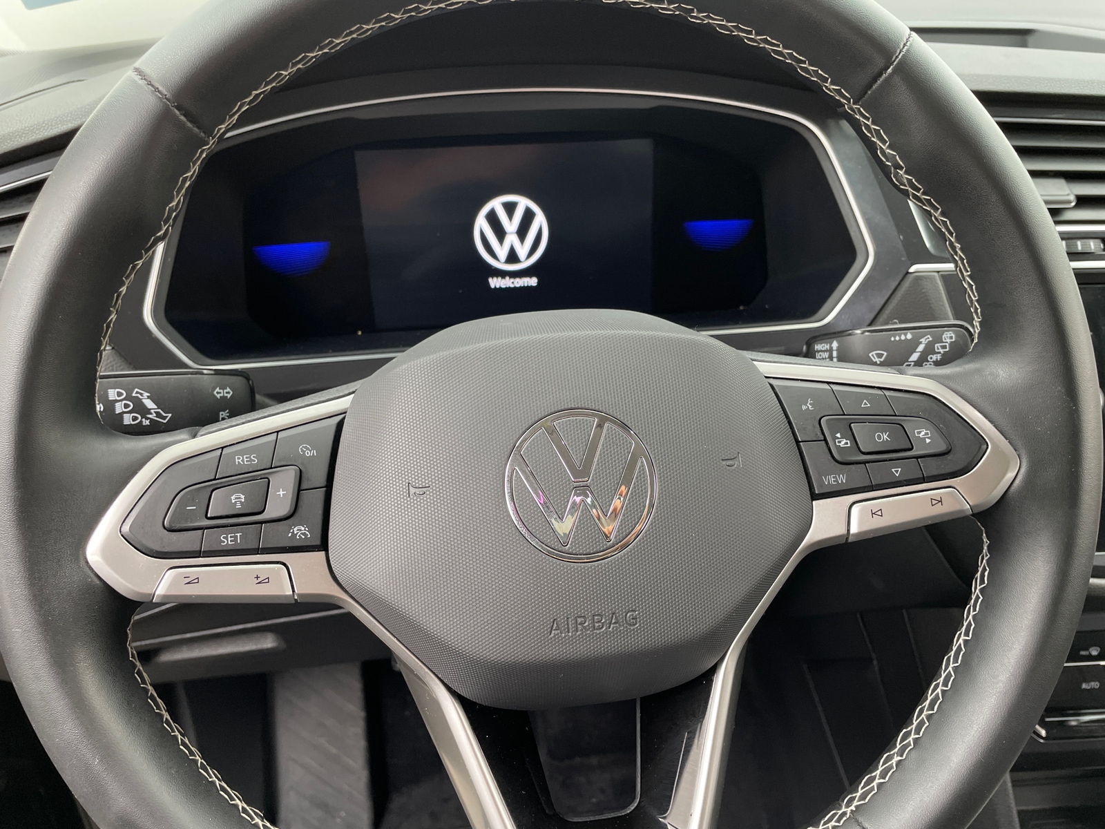 Thumbnail: 2022 Volkswagen Tiguan - 4