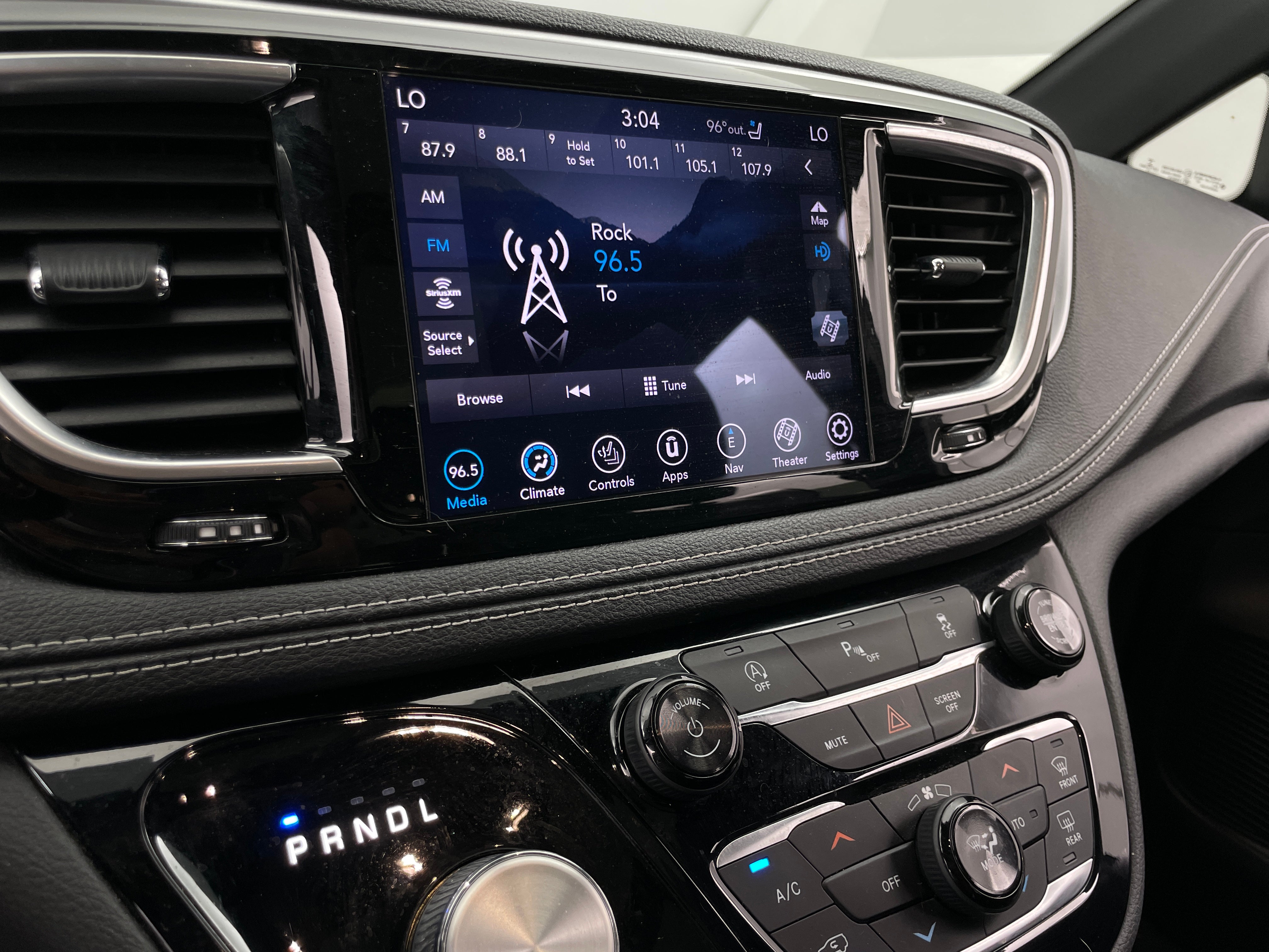 Thumbnail: 2019 Chrysler Pacifica - 3