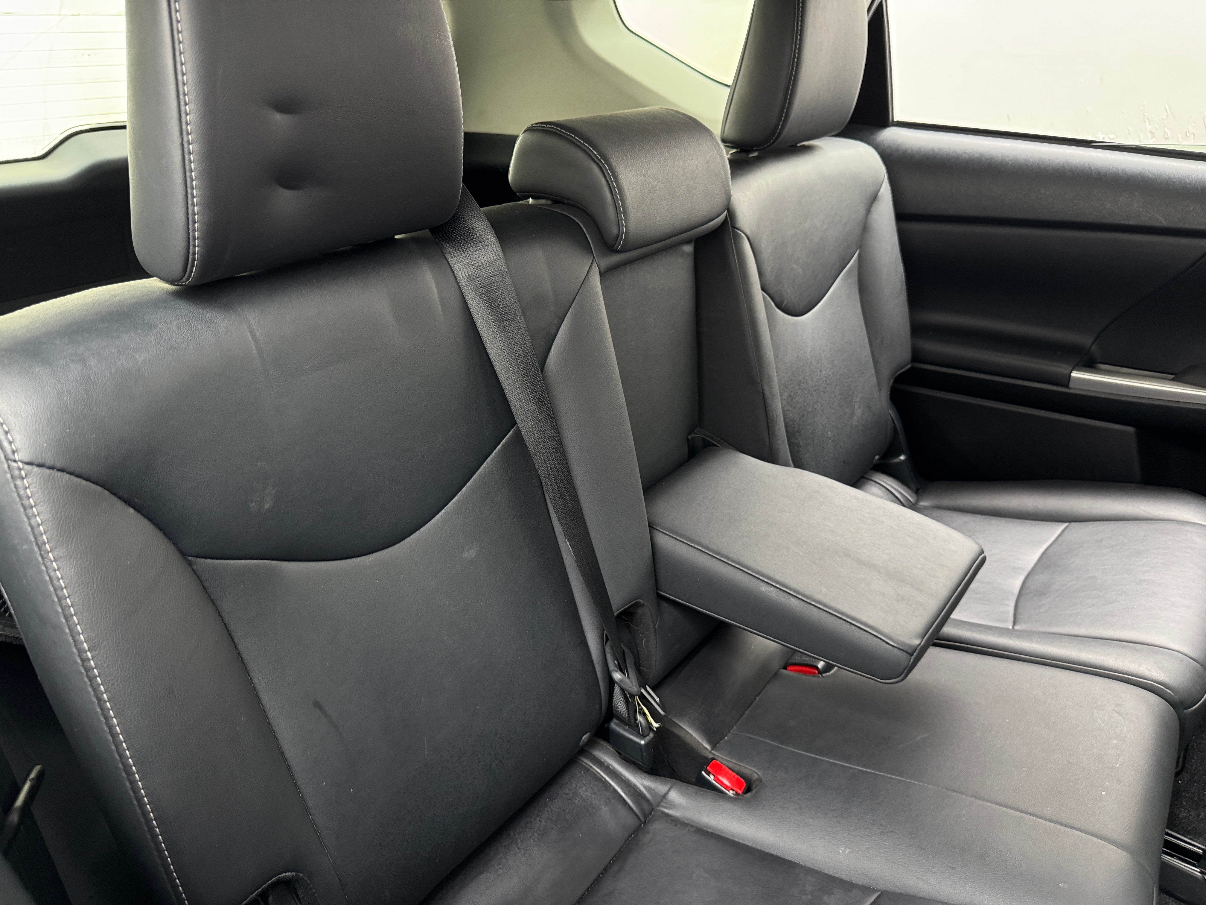 Thumbnail: 2015 Toyota Prius v - 5