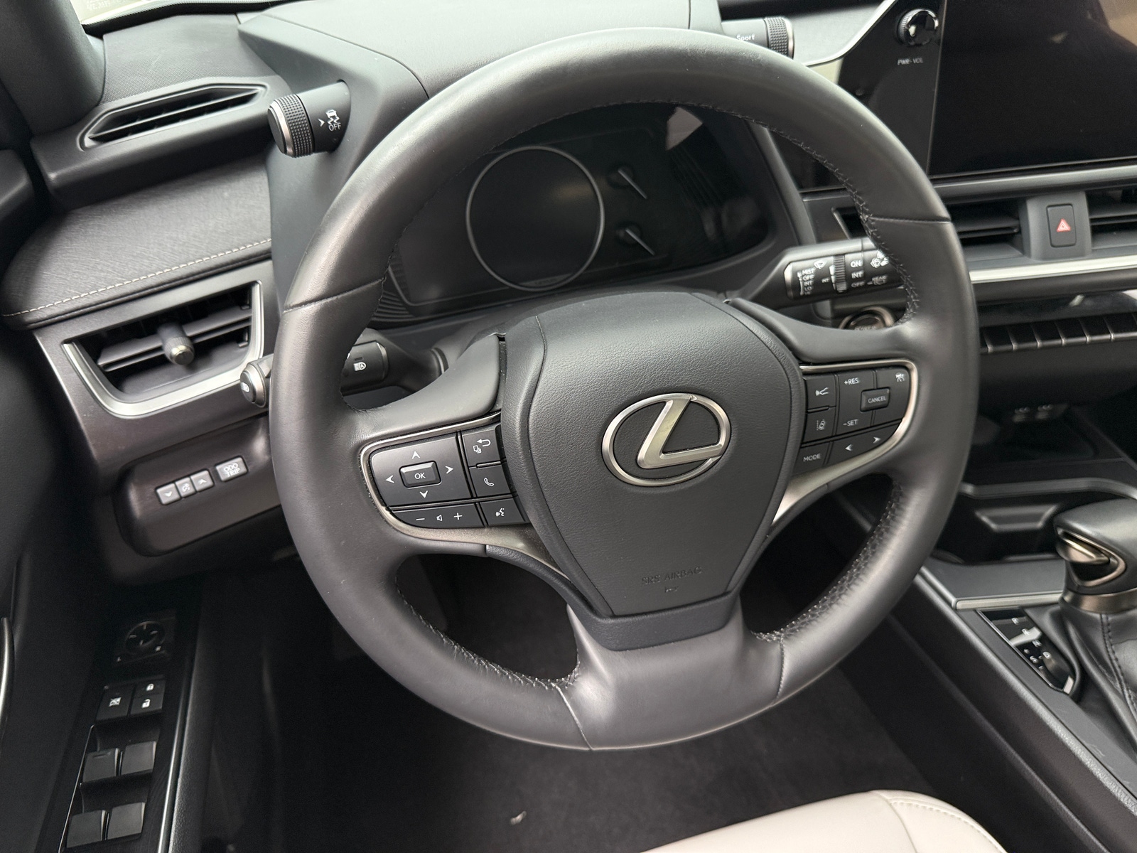 Thumbnail: 2023 Lexus UX - 4