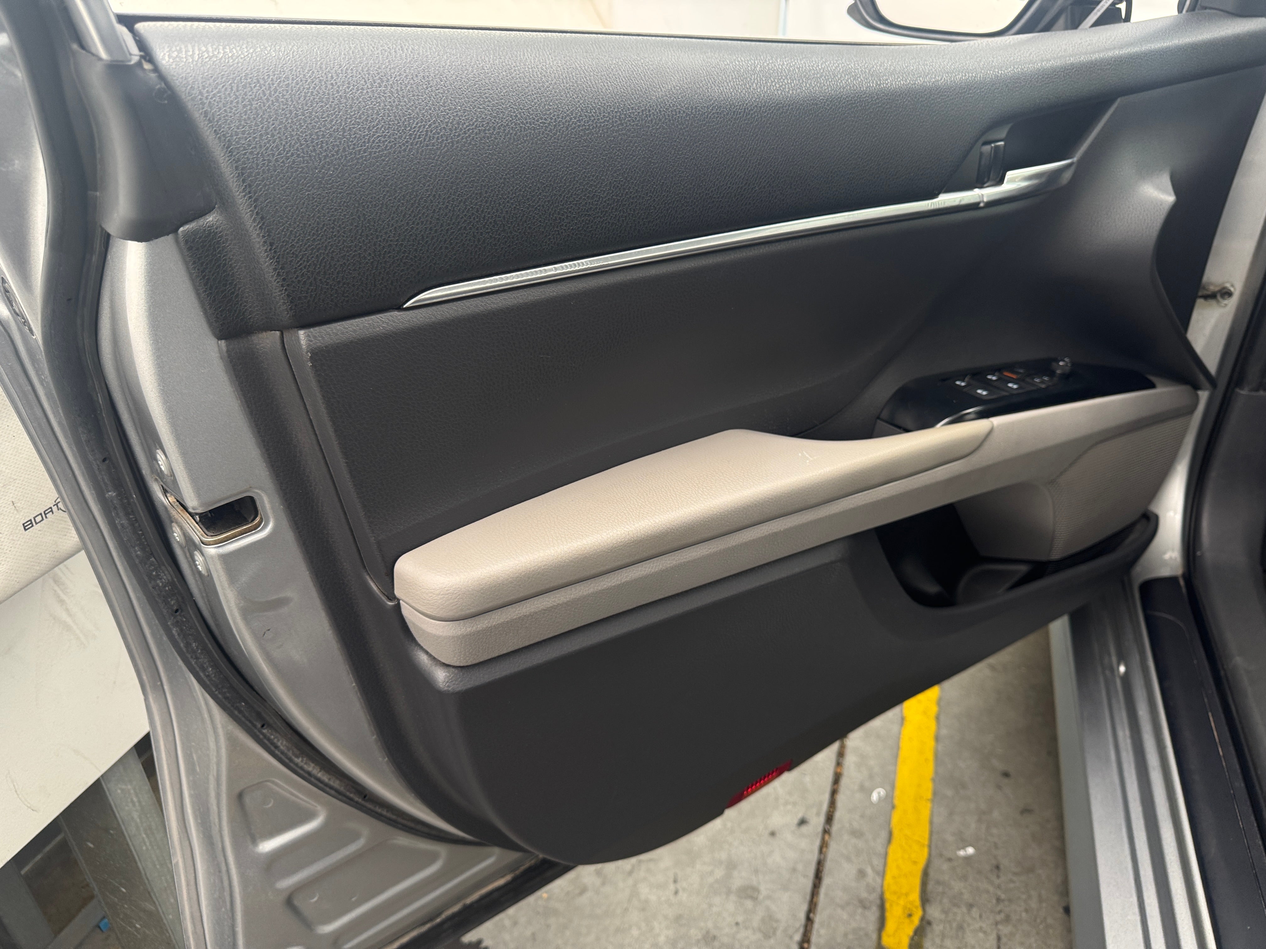 Image of 2020 Toyota Camry Hybrid LE