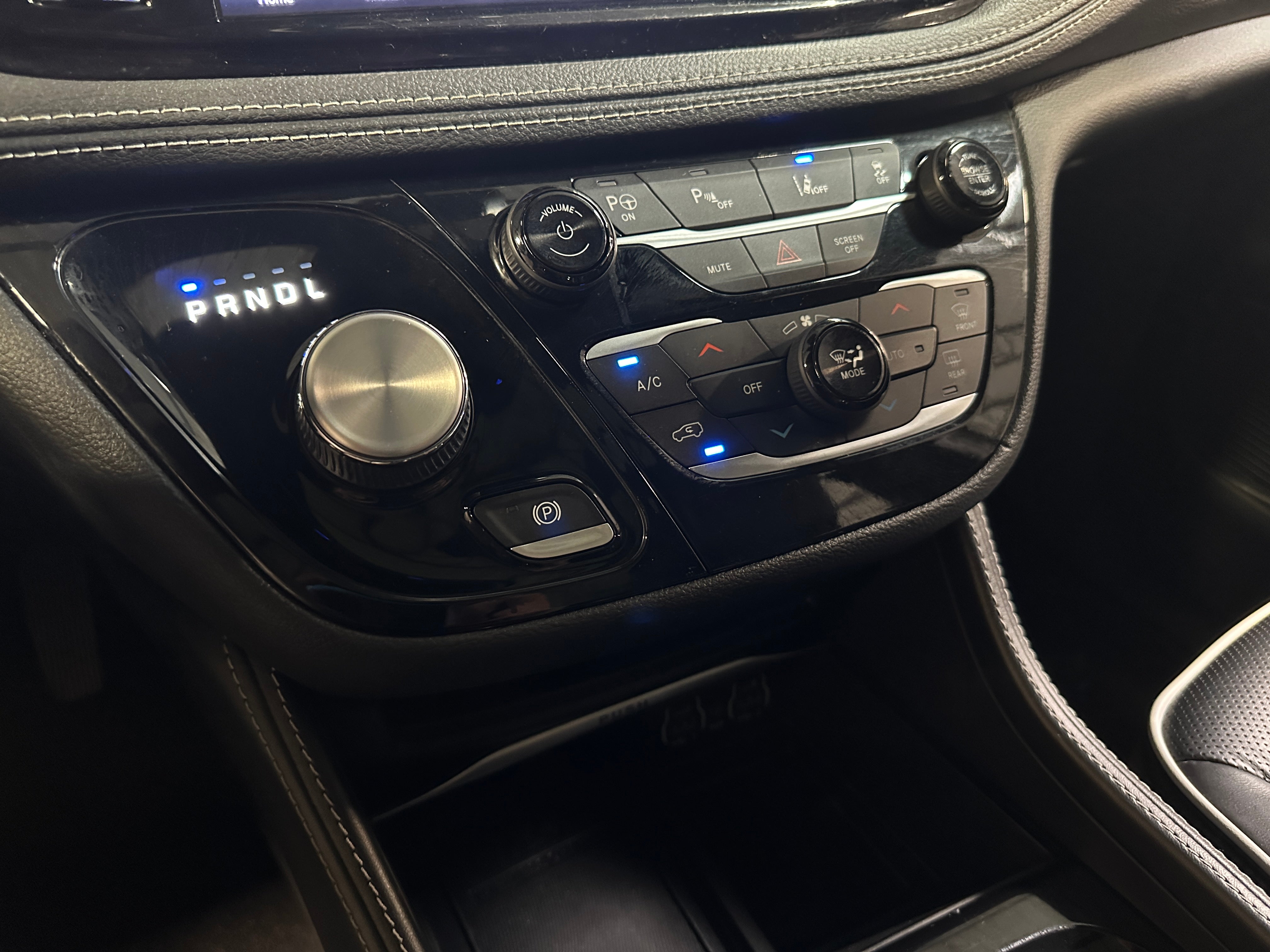 Thumbnail: 2022 Chrysler Pacifica - 3