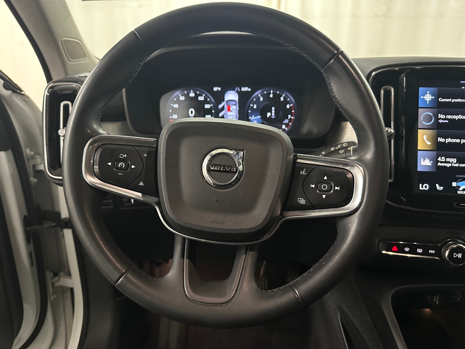 Thumbnail: 2022 Volvo XC40 - 4