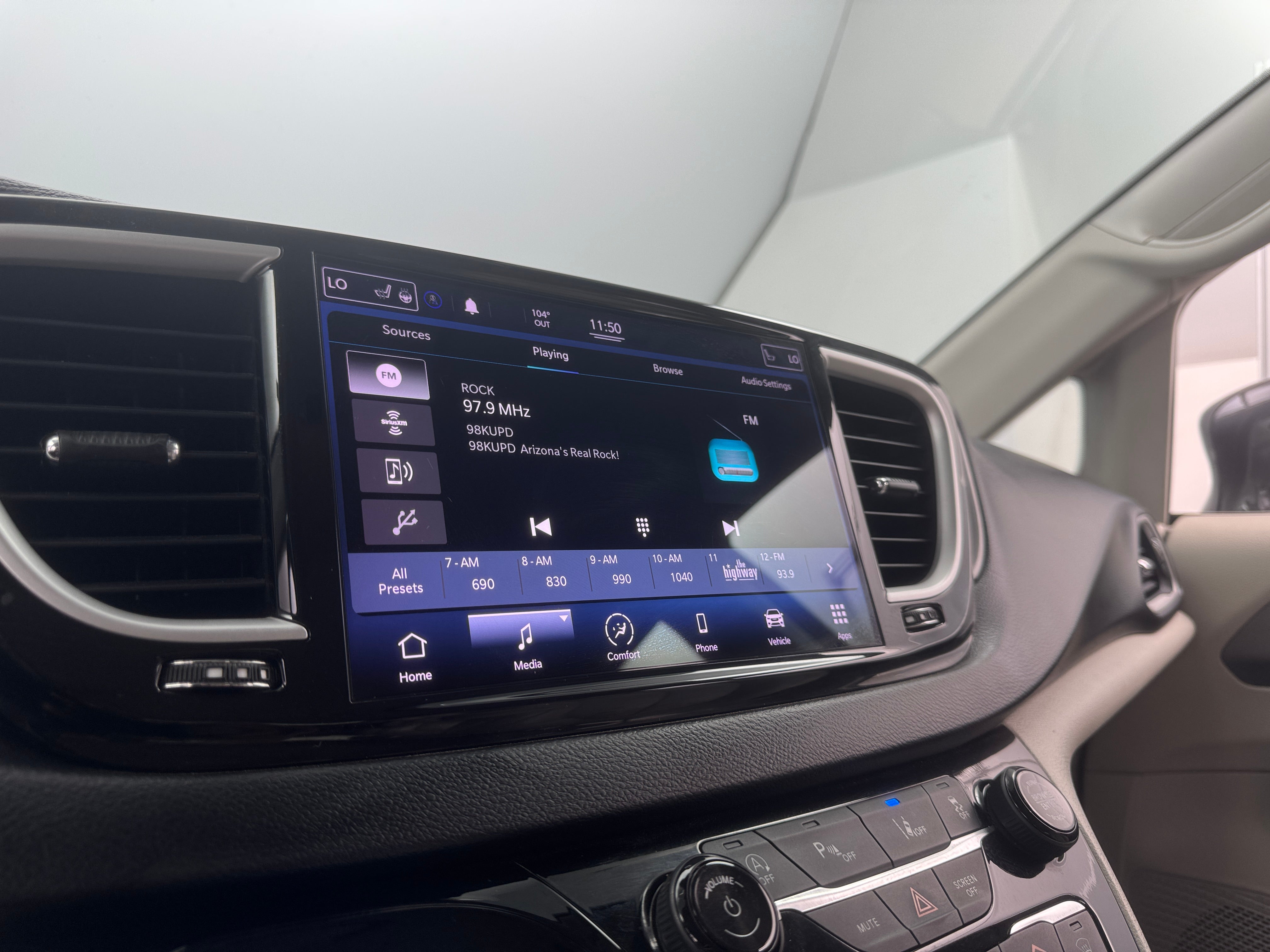 Thumbnail: 2021 Chrysler Pacifica - 3