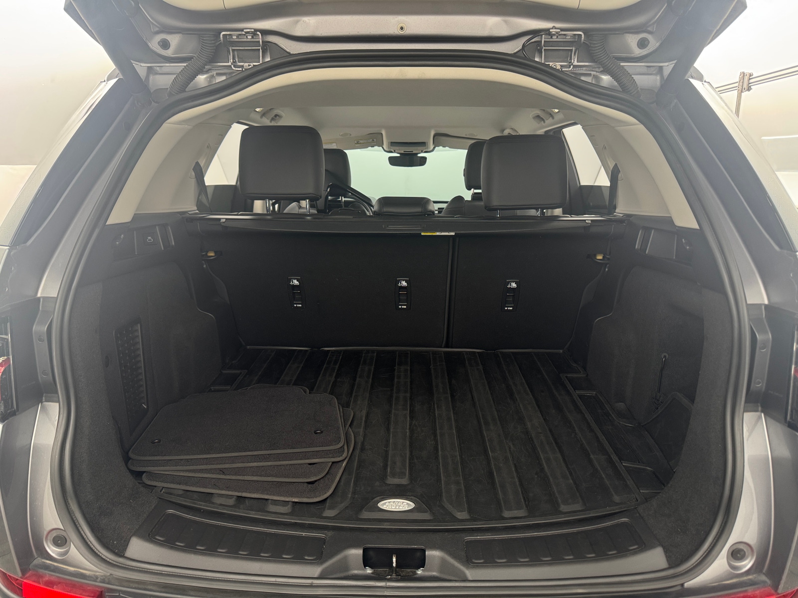 Thumbnail: 2023 Land Rover Discovery Sport - 7