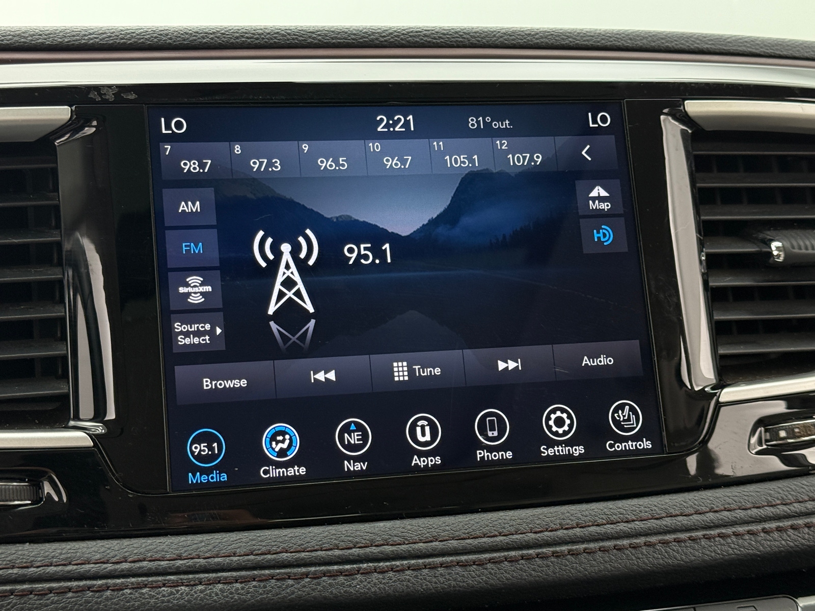 Thumbnail: 2020 Chrysler Pacifica - 3