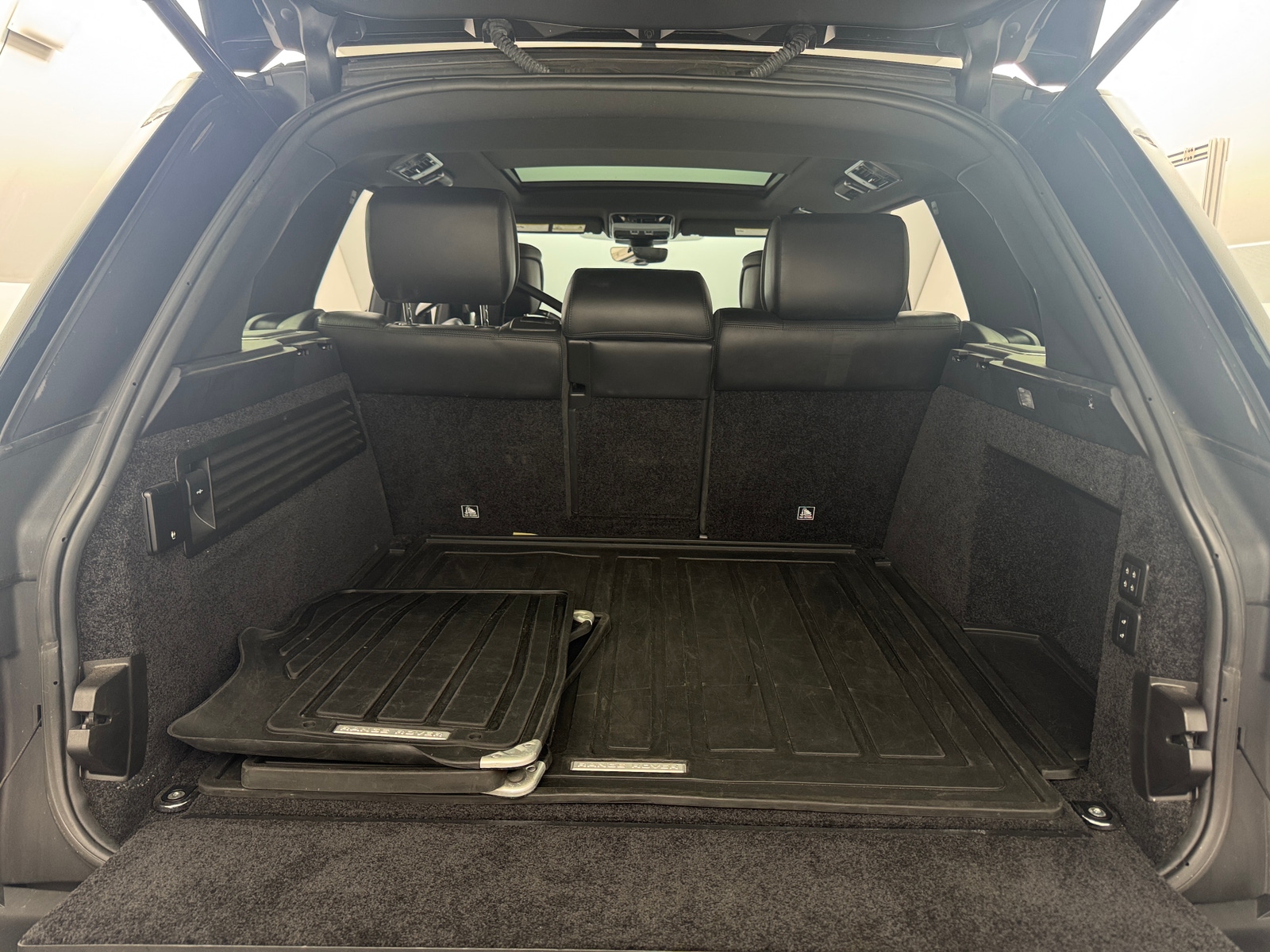 Thumbnail: 2020 Land Rover Range Rover - 7