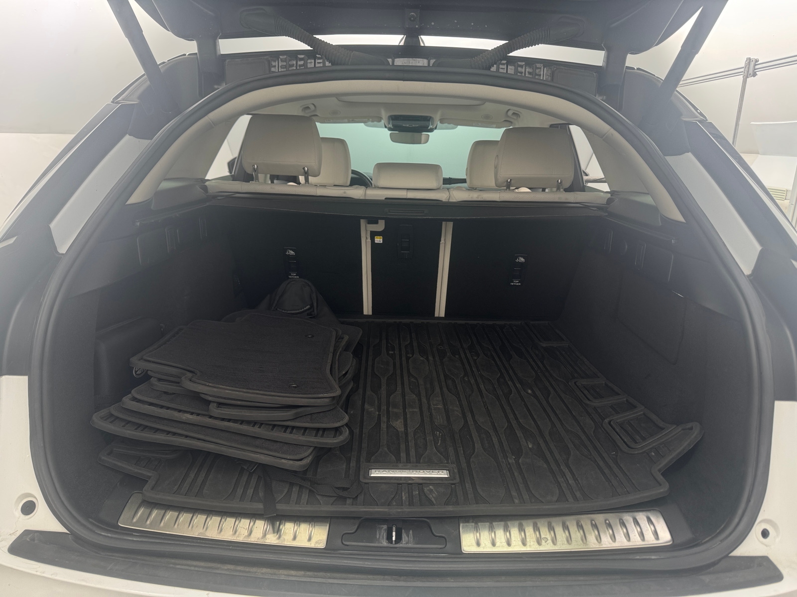 Thumbnail: 2022 Land Rover Range Rover Velar - 6