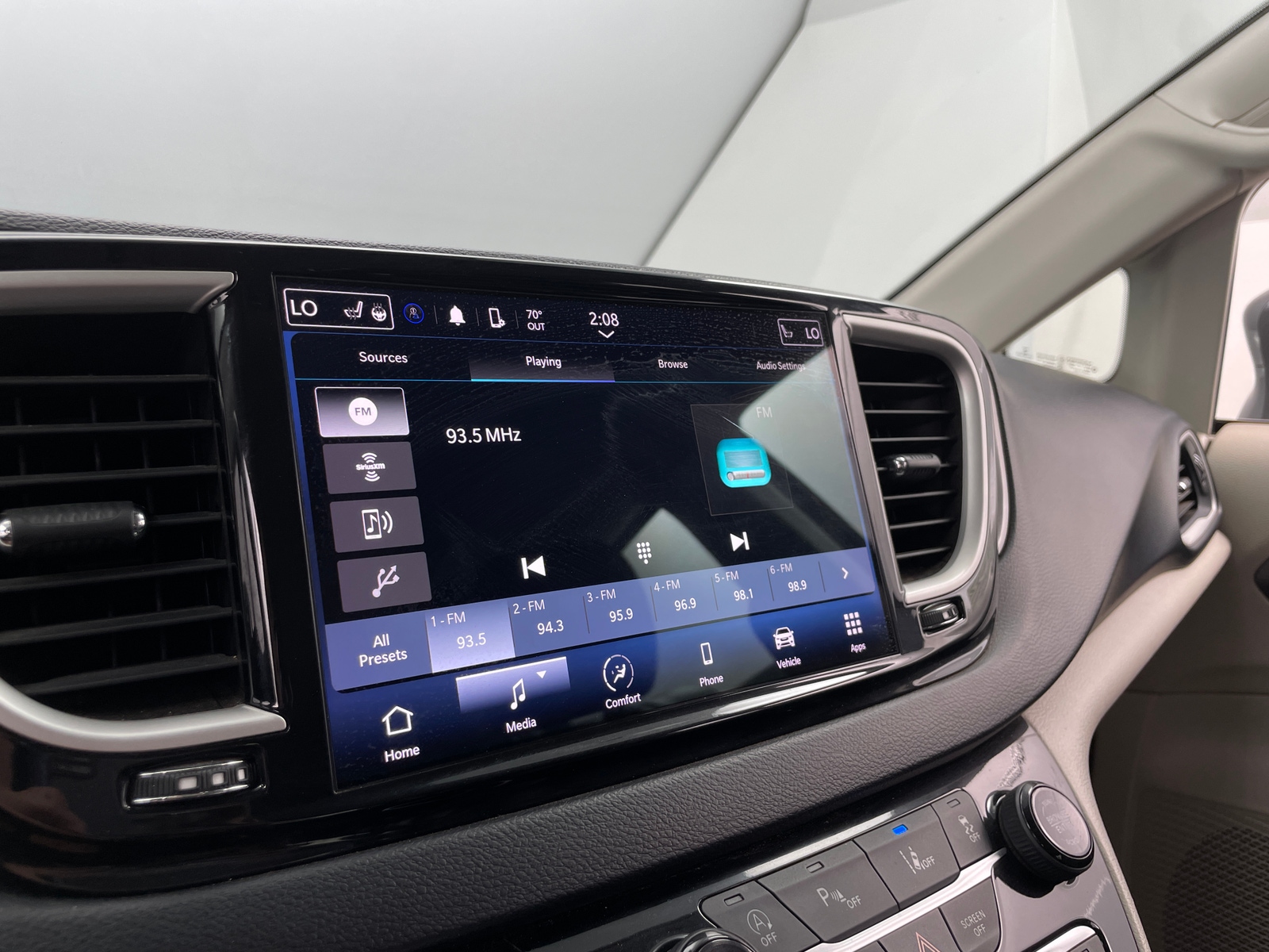 Thumbnail: 2022 Chrysler Pacifica - 3