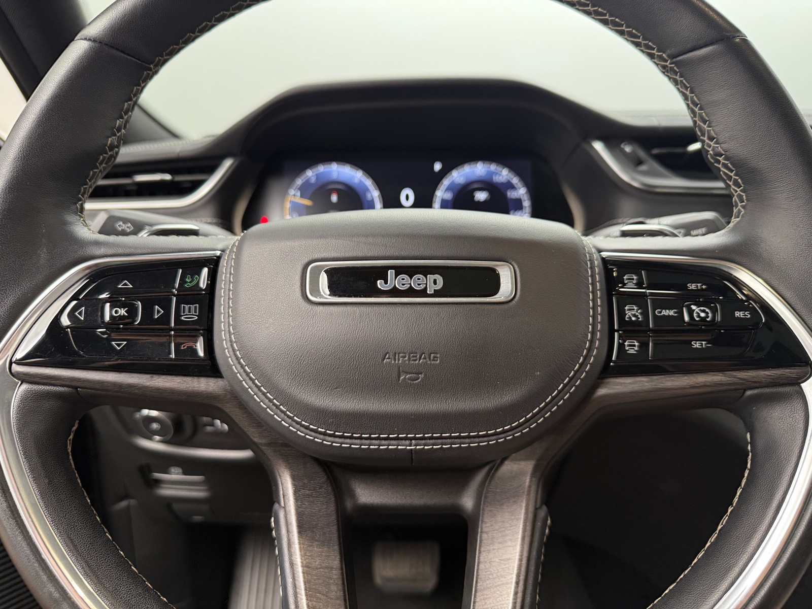 Thumbnail: 2022 Jeep Grand Cherokee L - 4