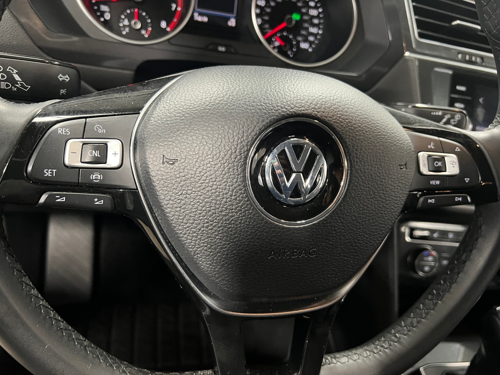Thumbnail: 2020 Volkswagen Tiguan - 4
