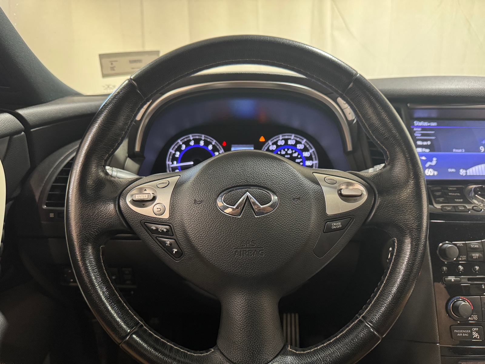 Thumbnail: 2017 INFINITI QX70 - 4