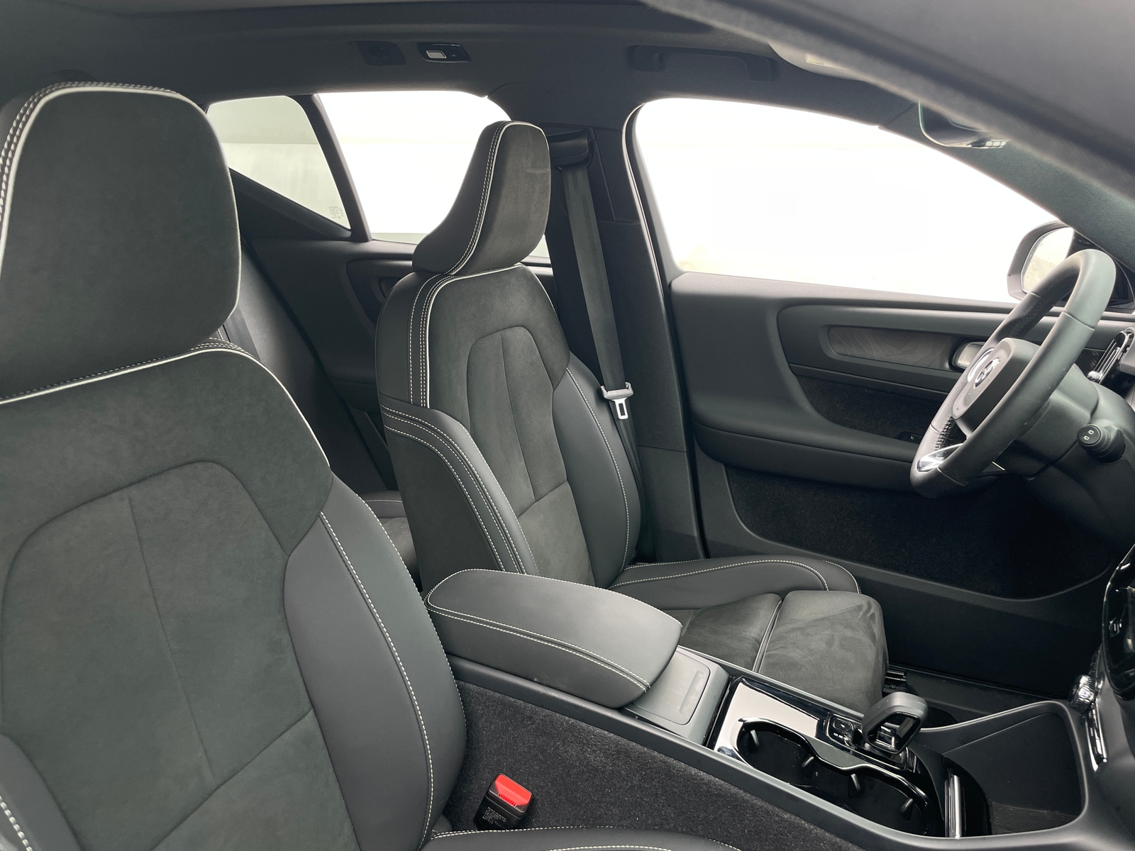 Thumbnail: 2023 Volvo XC40 - 2