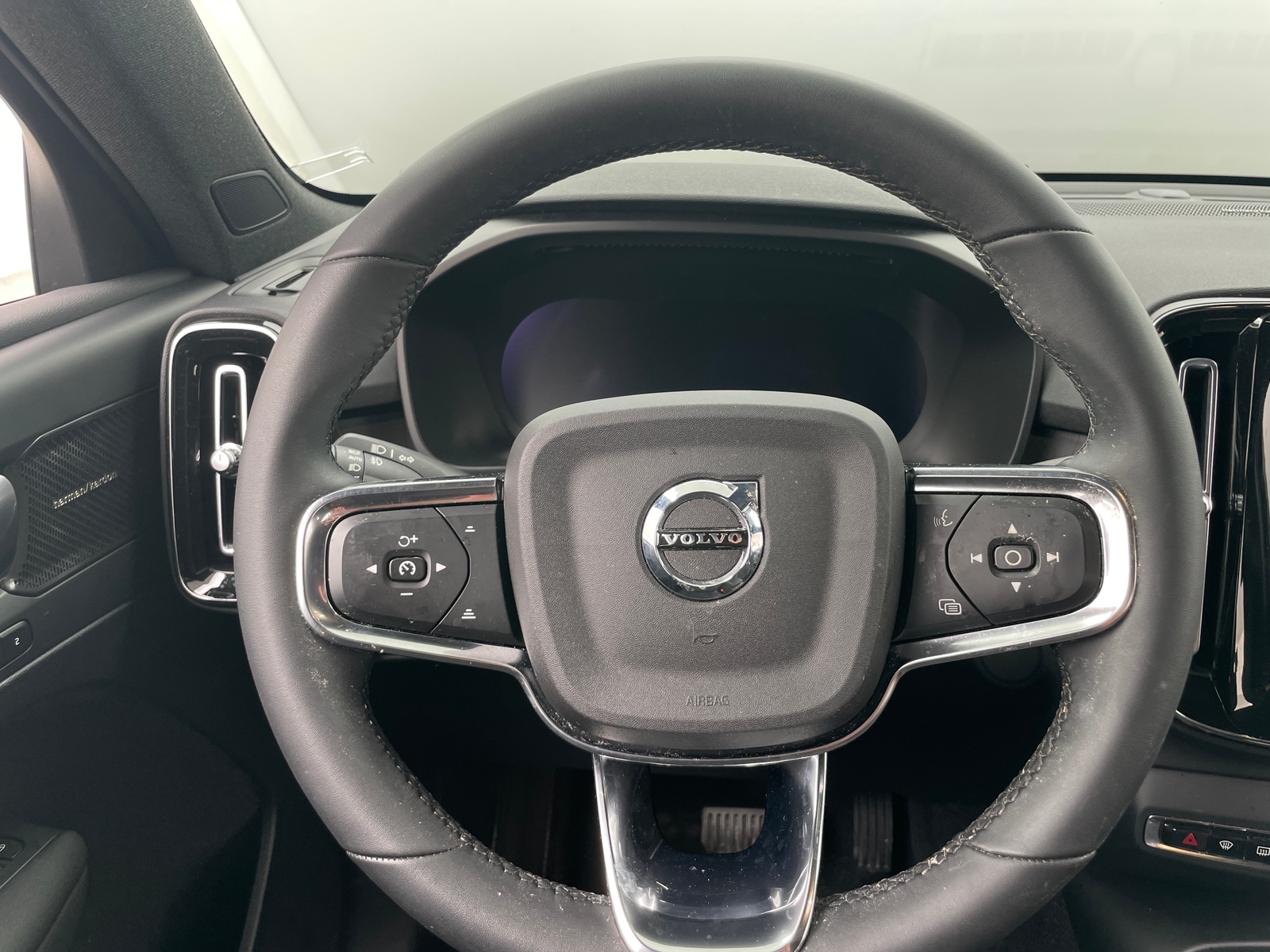 Thumbnail: 2023 Volvo XC40 - 5