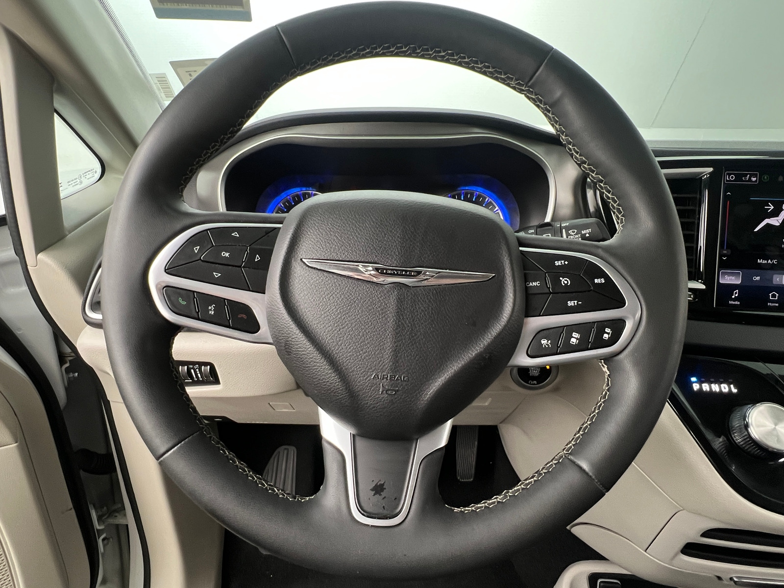 Thumbnail: 2023 Chrysler Pacifica - 4