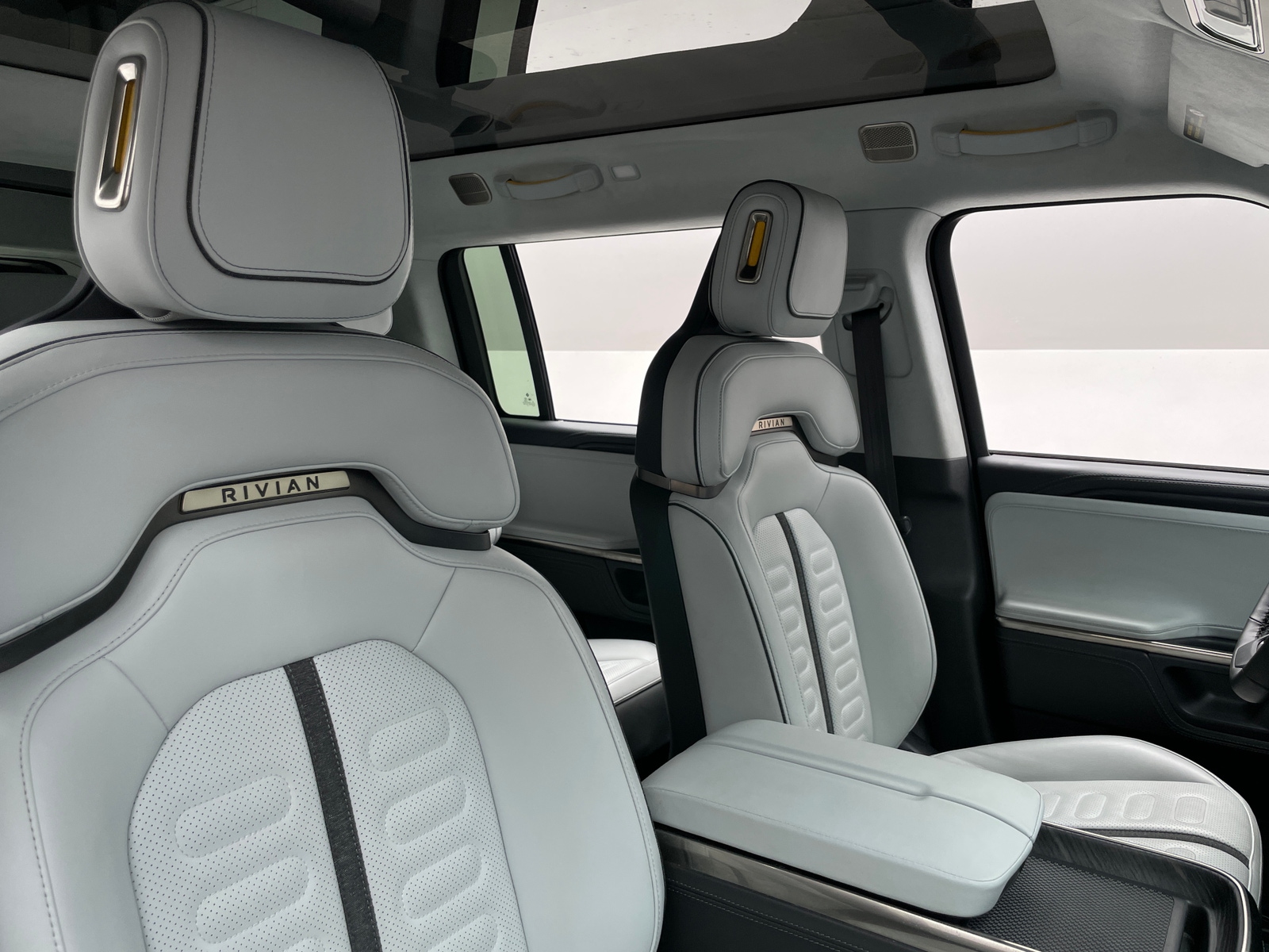Thumbnail: 2023 Rivian R1S - 2