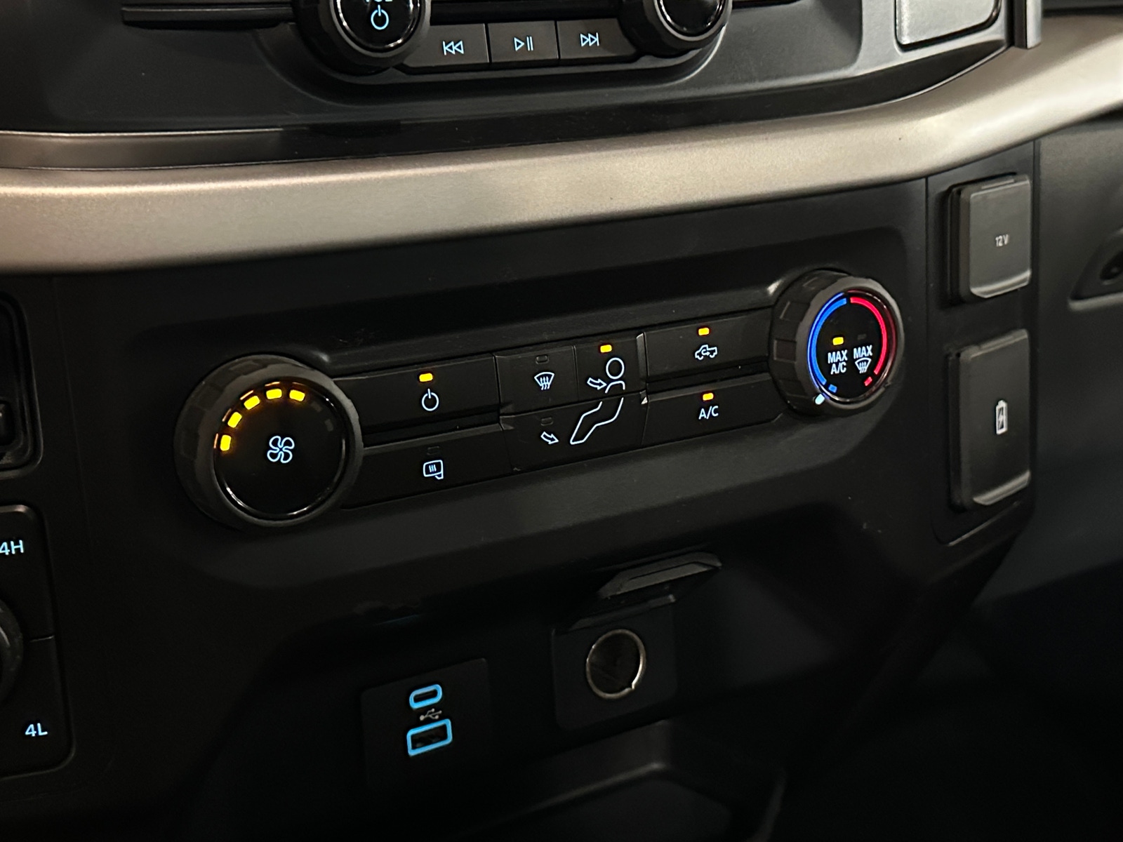 Thumbnail: 2021 Ford Econoline - 3
