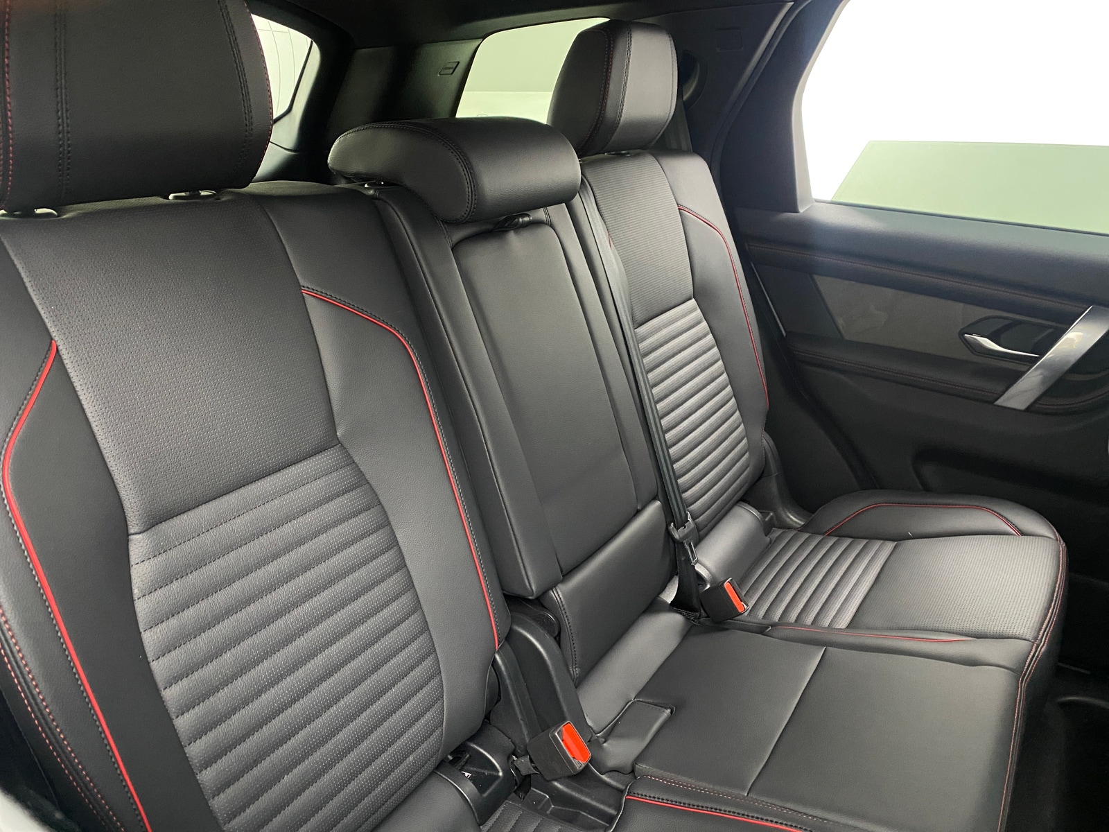 Thumbnail: 2023 Land Rover Discovery Sport - 5