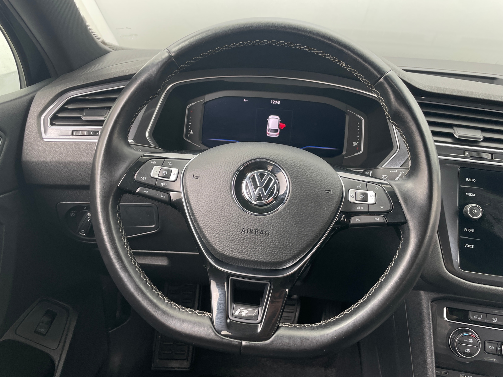 Thumbnail: 2021 Volkswagen Tiguan - 4