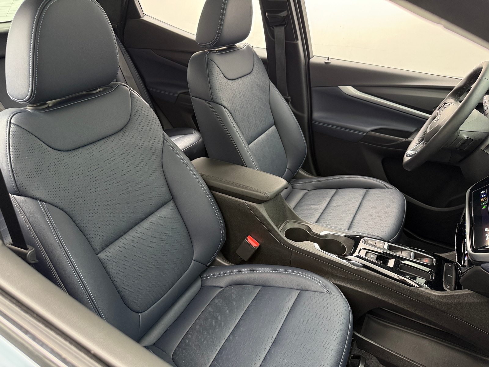 Thumbnail: 2023 Chevrolet Bolt EUV - 2
